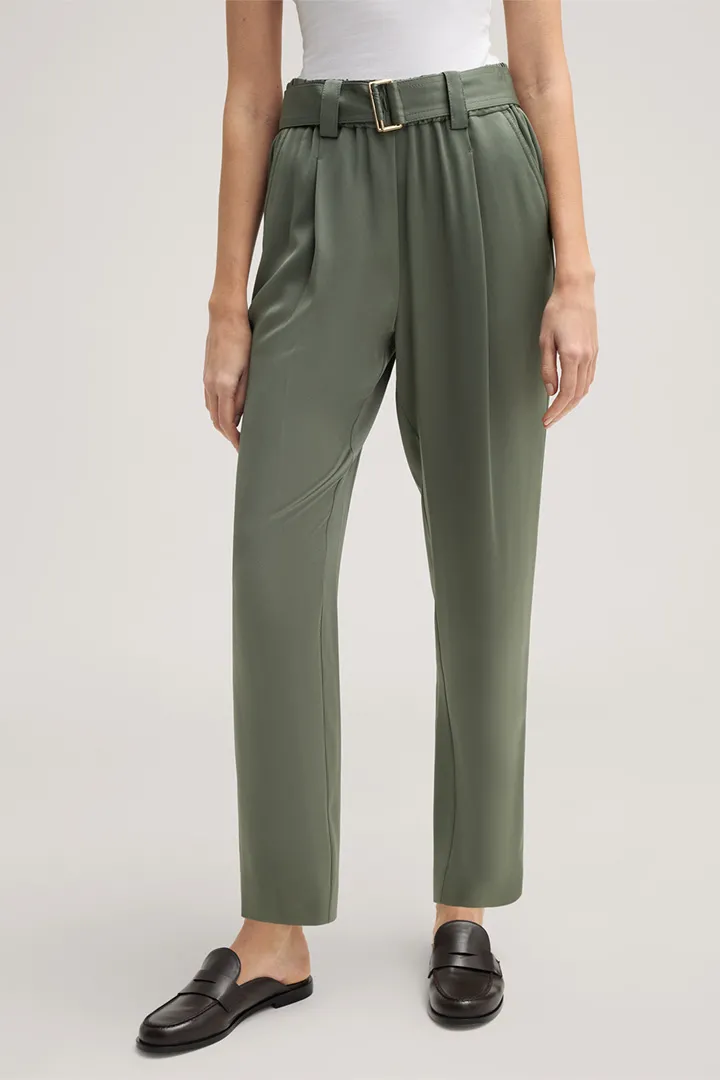 Crêpe-Bundfaltenhose mit Gürtel in Salbeigrün