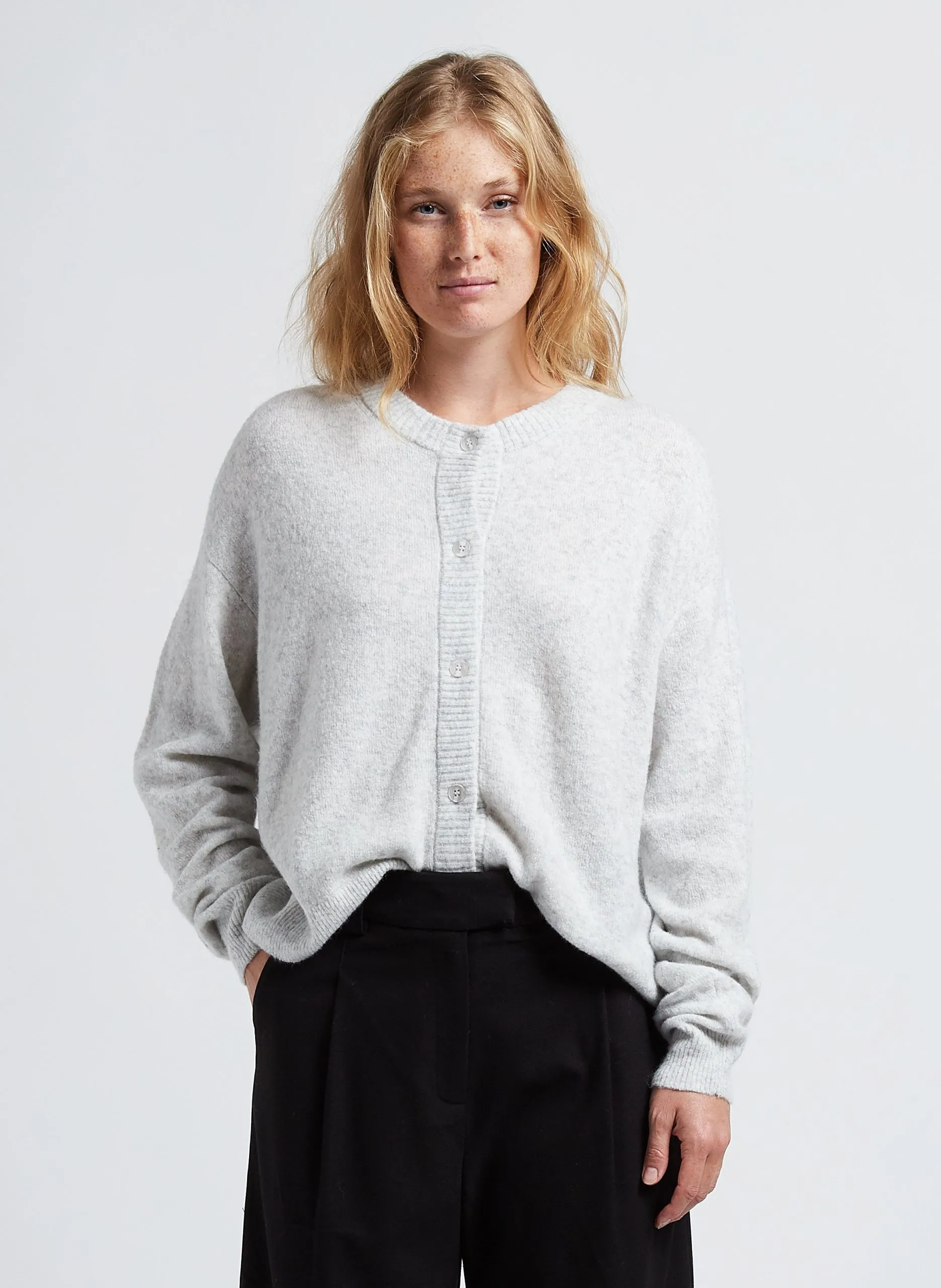 Geknöpfte Strickjacke mit Rundhalskragen Grau DAMSVILLE