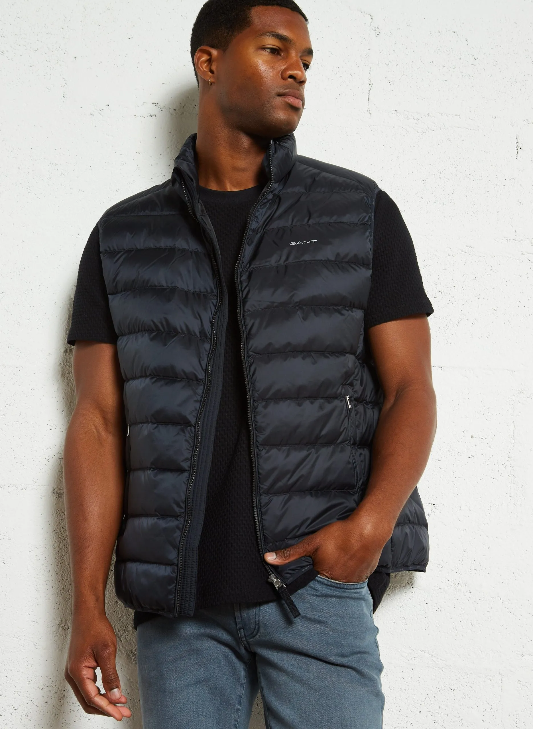 Ärmellose, gesteppte Strickjacke mit hohem Kragen Schwarz