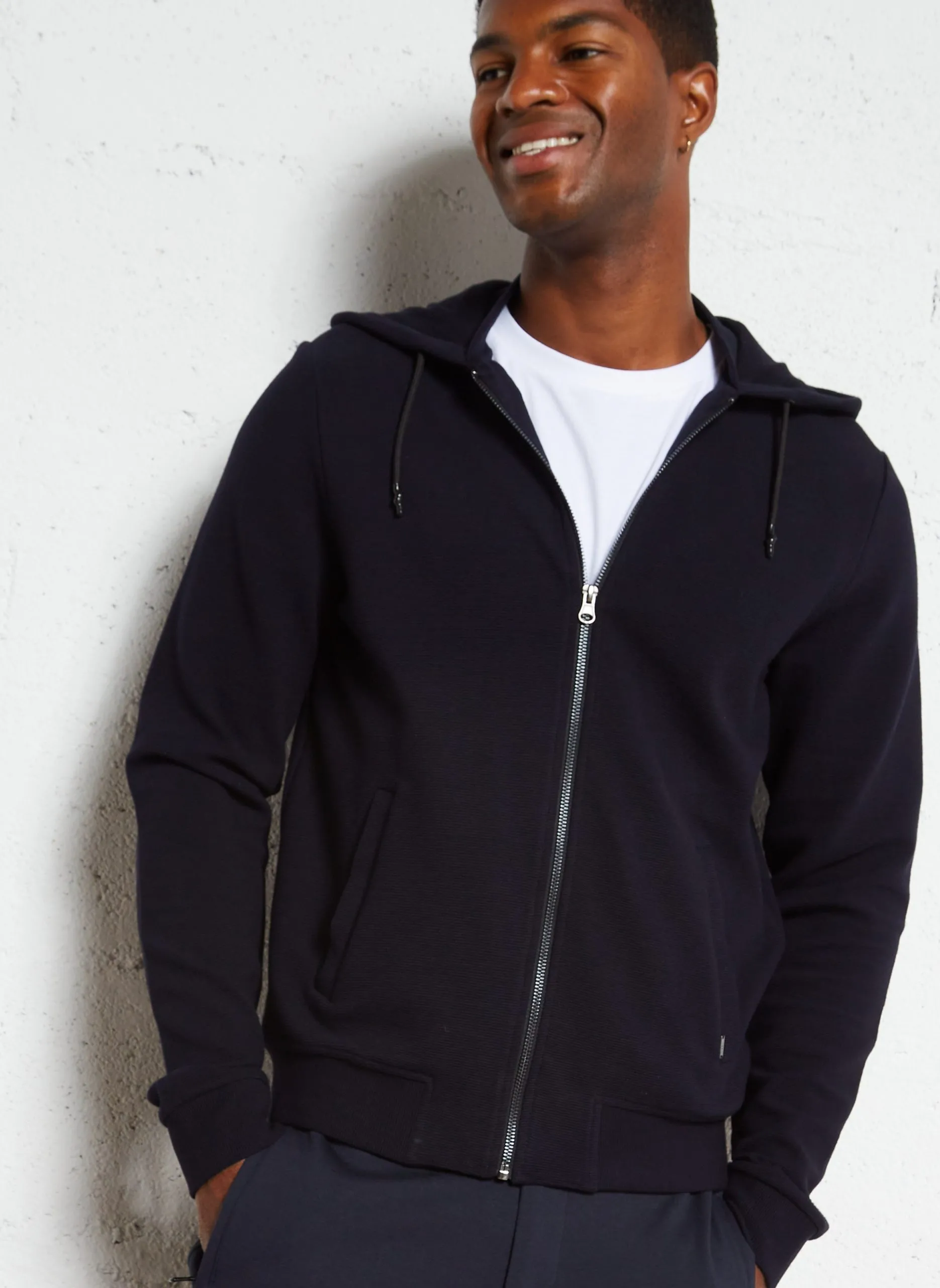 Kapuzenstrickjacke aus Baumwoll-Mix mit Rundhalsausschnitt, Regular Fit Blau