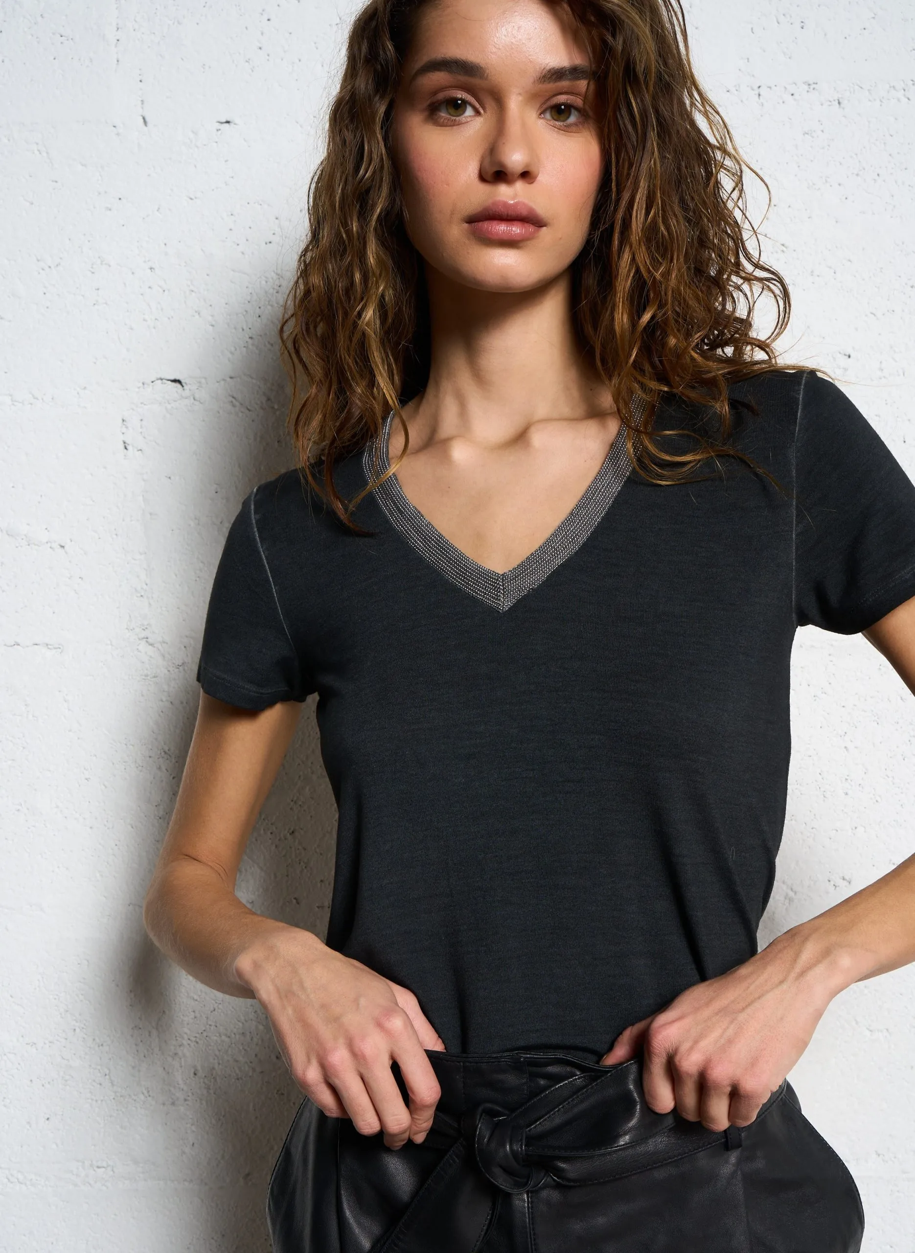 Top mit V-Ausschnitt und Schmuckketten Schwarz