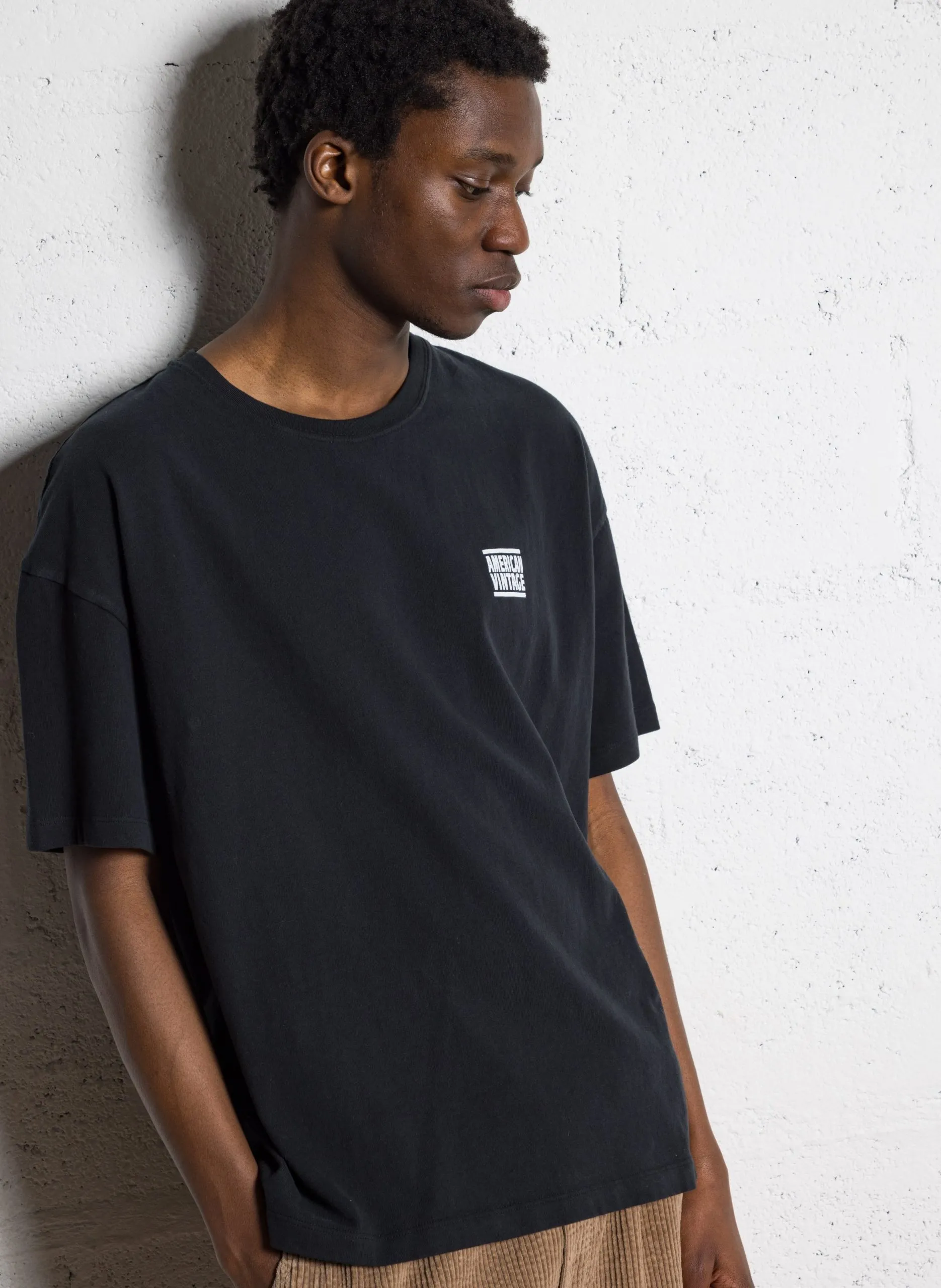 Gerade geschnittenes Rundhals-T-Shirt aus Baumwolle mit Siebdruck Schwarz YKOBOW