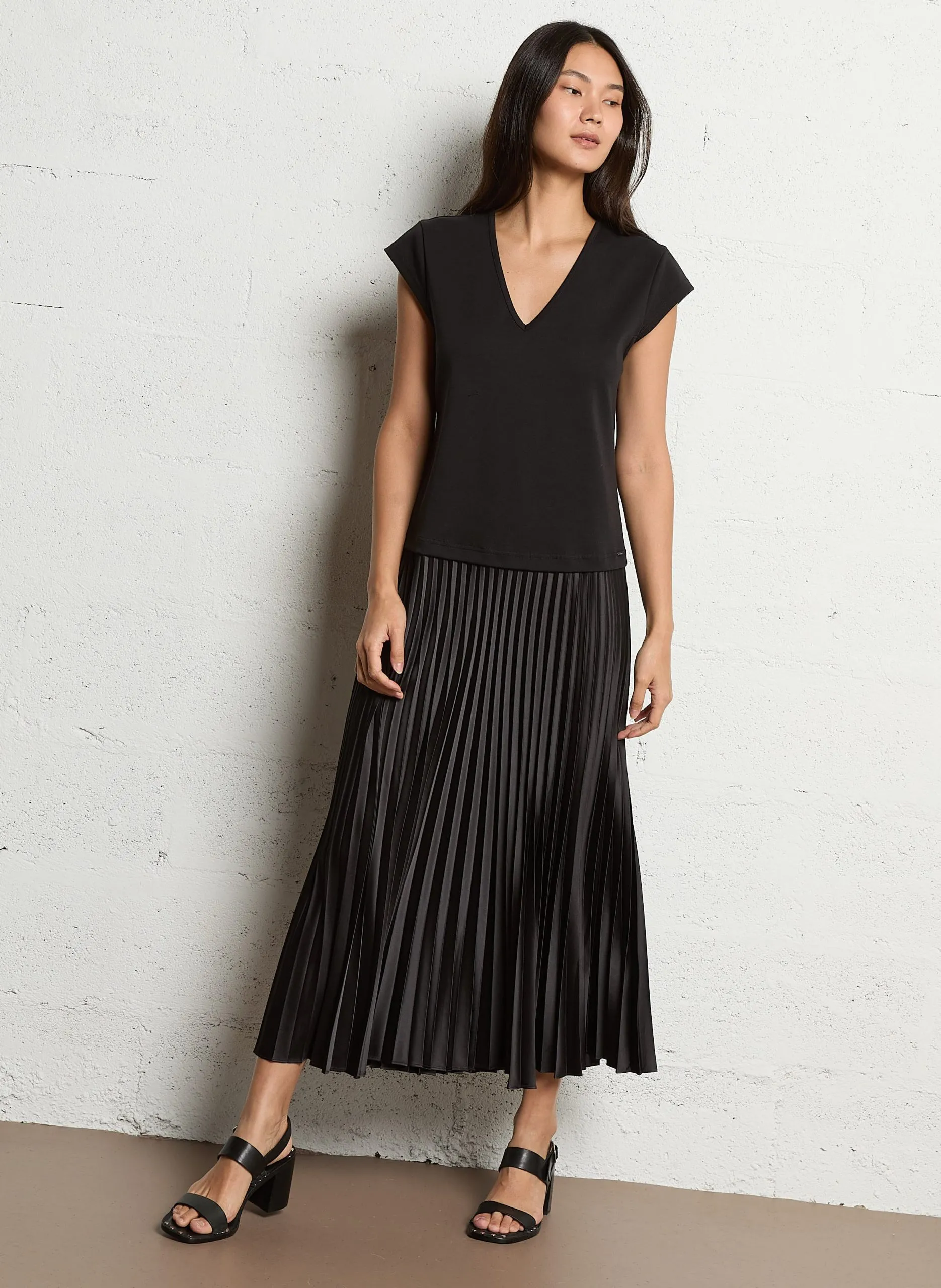 Gerade geschnittenes Kleid mit Rundhalsausschnitt Schwarz