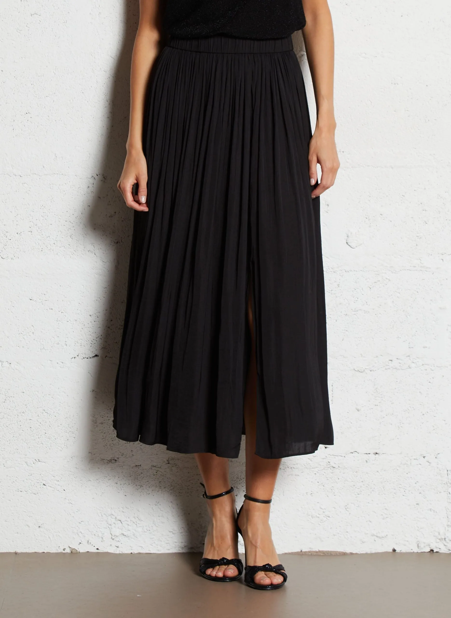 Geblümtes Kurzkleid mit Henley-Ausschnitt Schwarz JULIANA