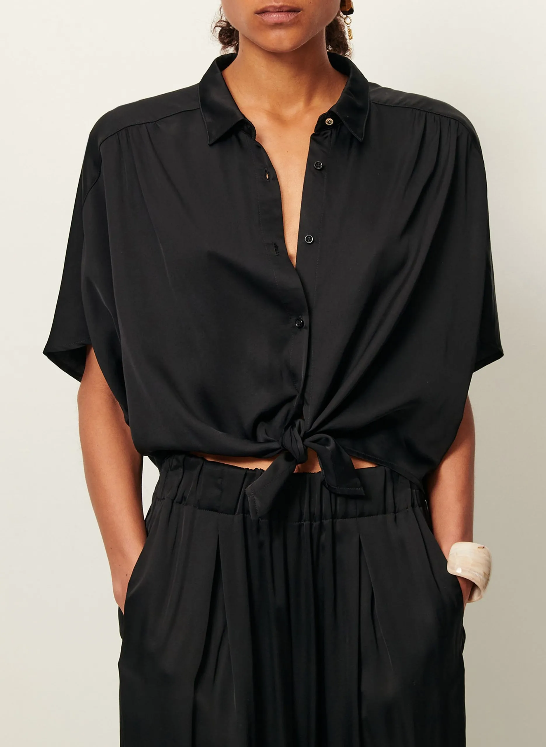 Gerade geschnittene Bluse mit klassischem Kragen Schwarz ALFASSA NIGHT