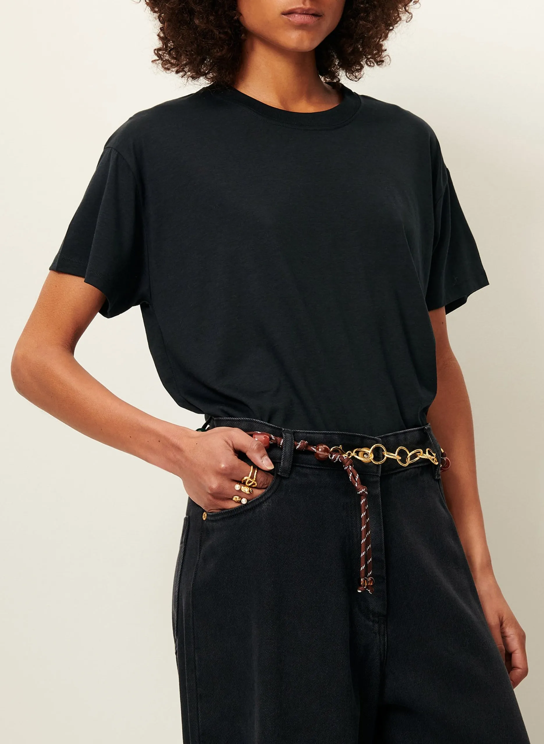 Weites, fließendes T-Shirt mit Rundhalsausschnitt Schwarz TOO