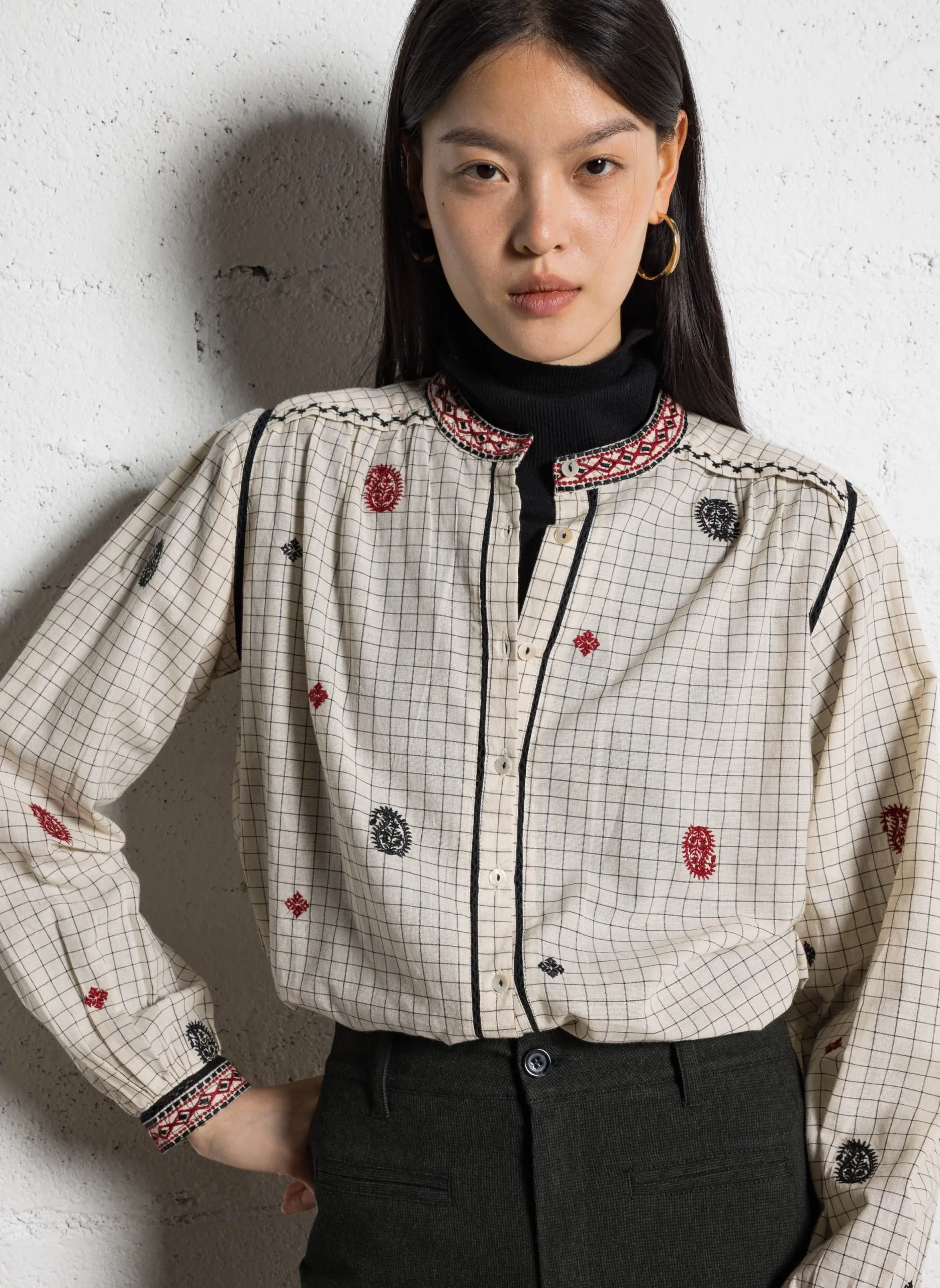 Kurzes Kleid mit V-Ausschnitt und gestickten Motiven aus Baumwolle Beige COLETTE