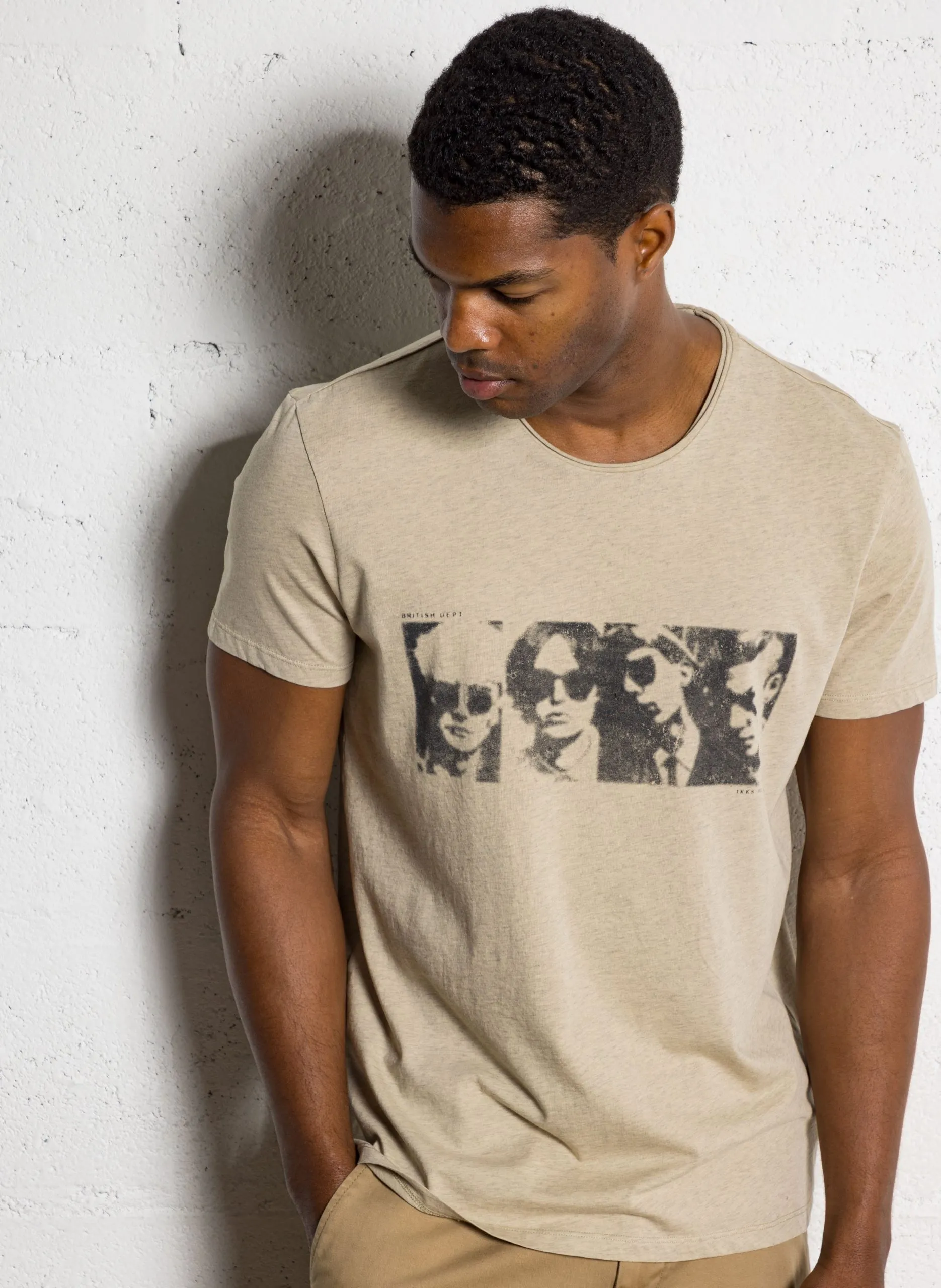 Gerader T-Shirt mit Gesichtsdruck Beige