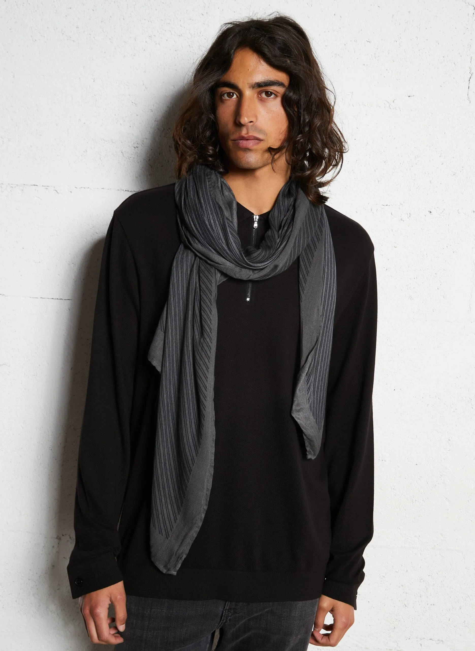 Gestreifter Foulard Grau