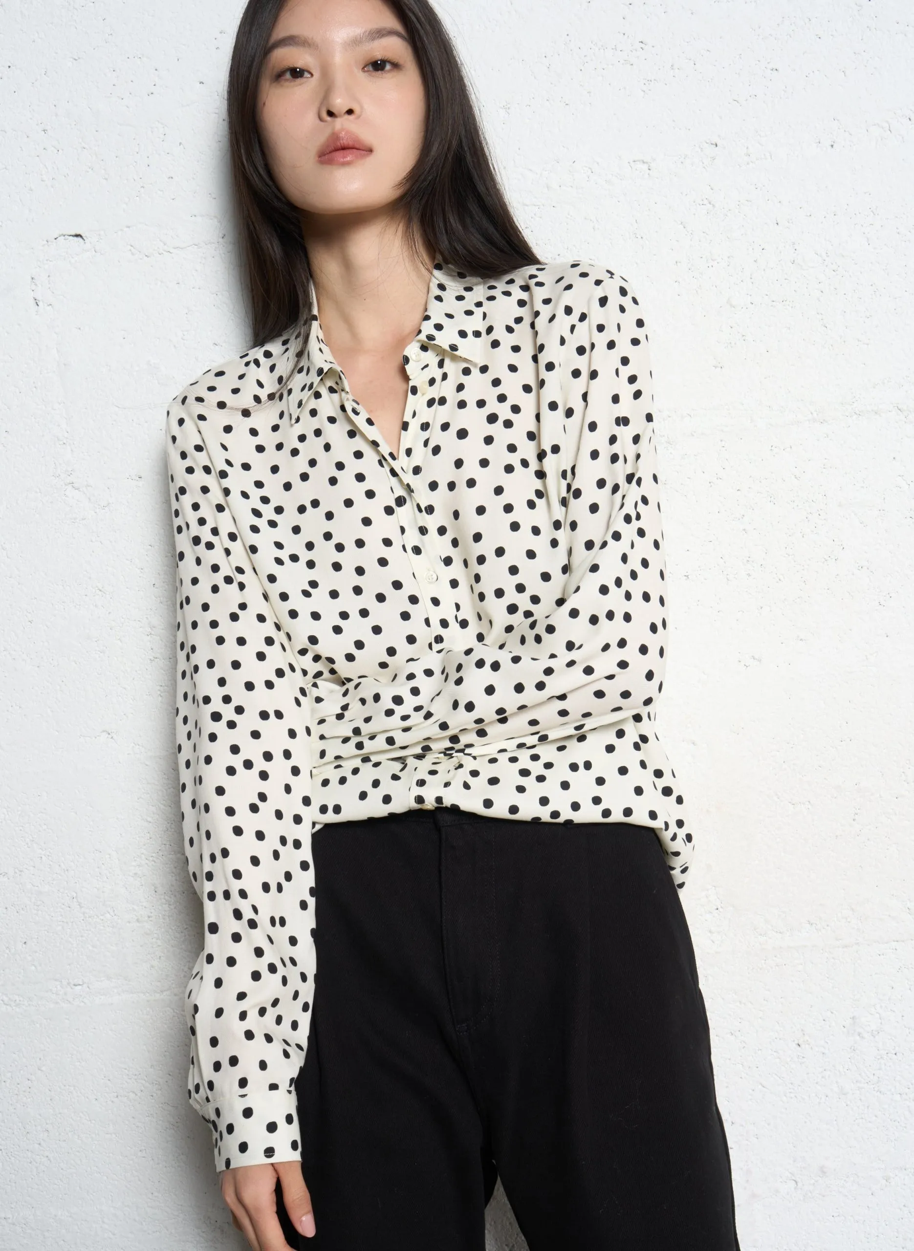 Gerade geschnittene Tupfenbluse mit klassischem Kragen Weiss