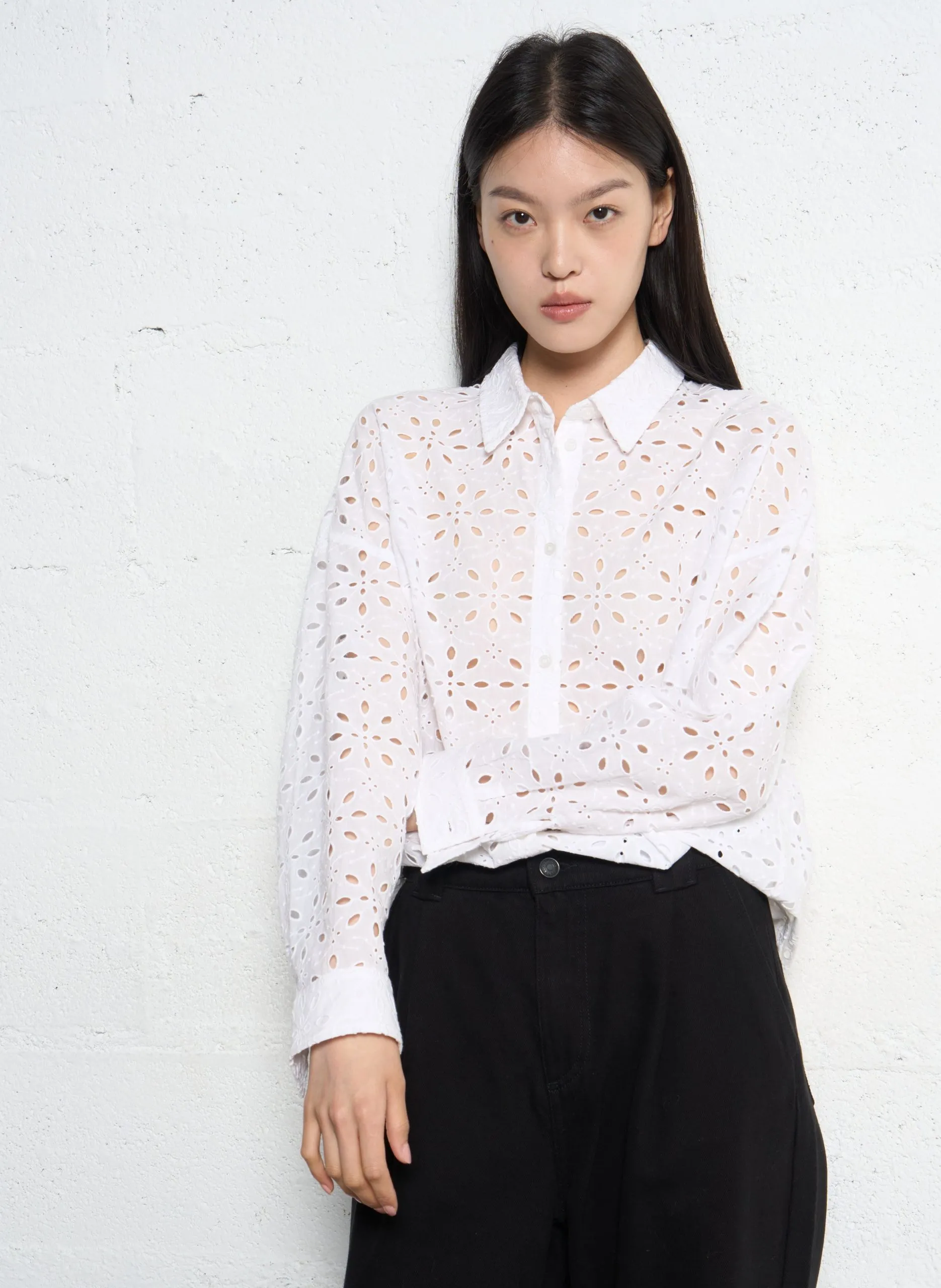 Oversize Hemd mit klassischem Kragen in Broderie Anglaise Weiss