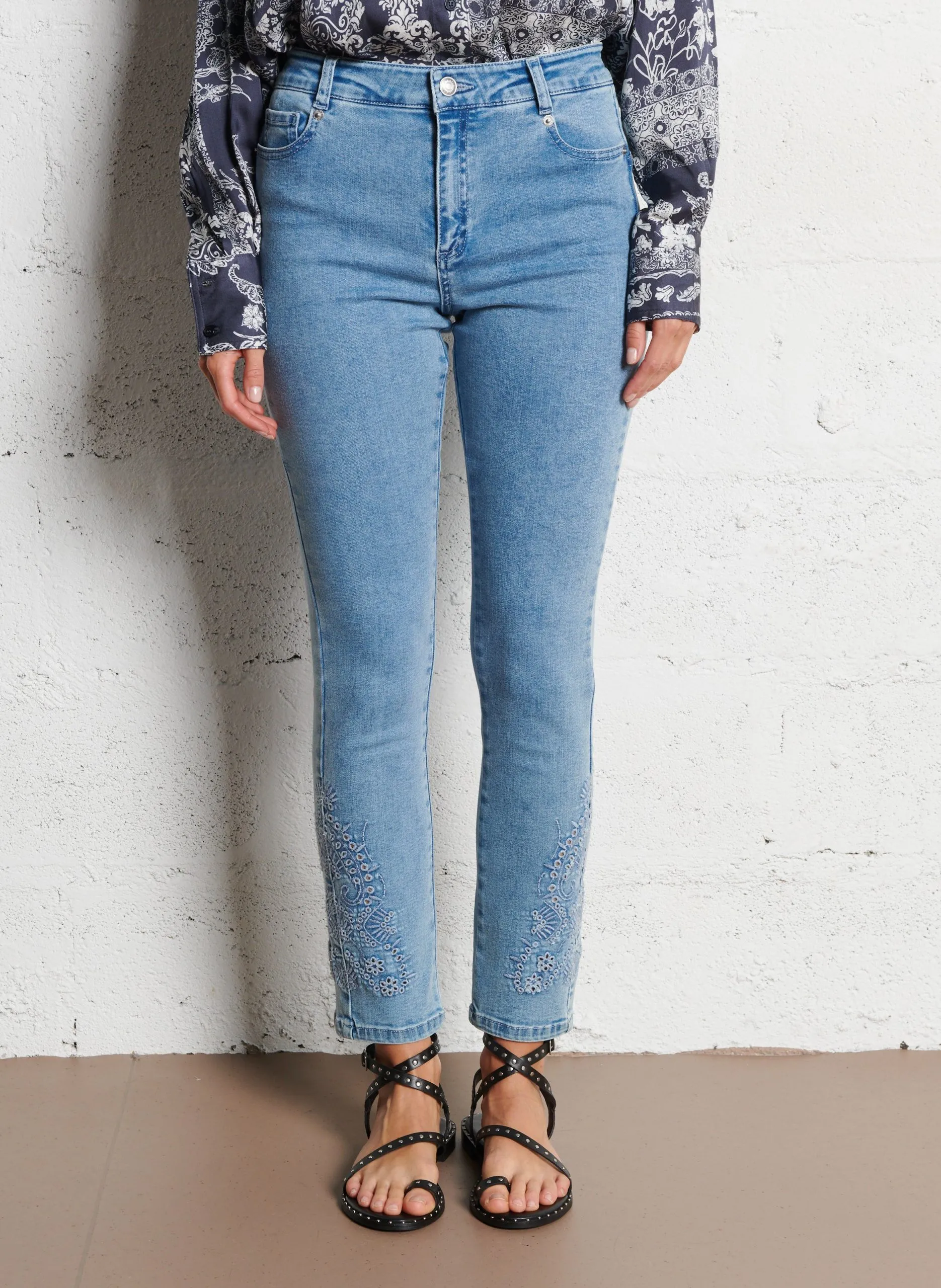 Schmale High-Waist-Jeans mit 7/8-Länge und Stickereien. Blau