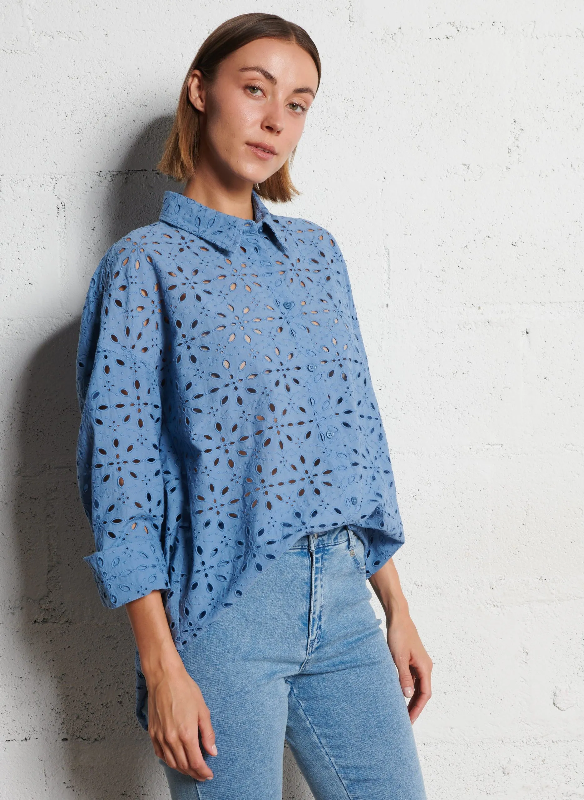 Oversize Hemd mit klassischem Kragen in Broderie Anglaise Blau