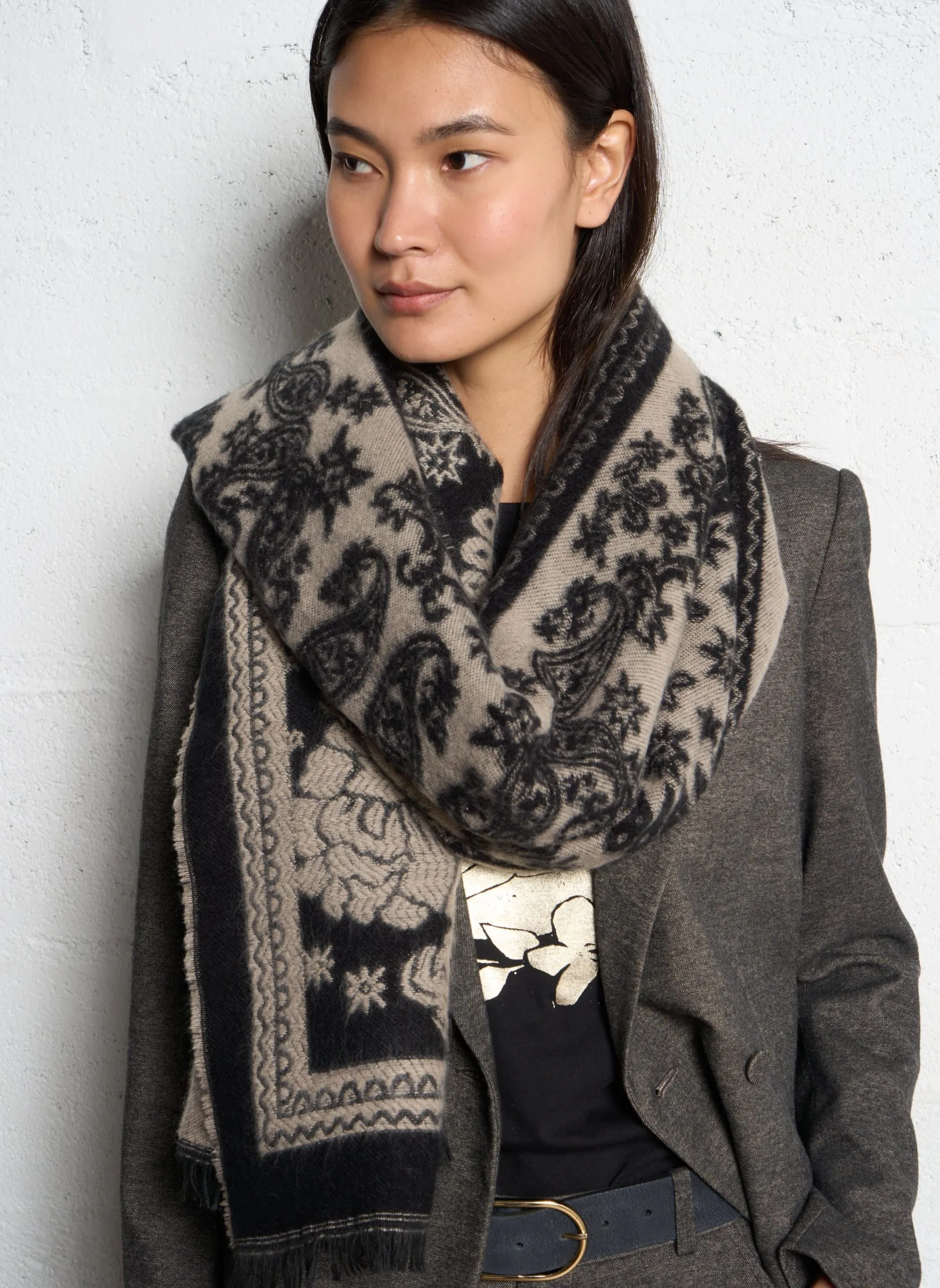 Bedruckter Schal mit Fransenabschlüssen Schwarz ALISHA