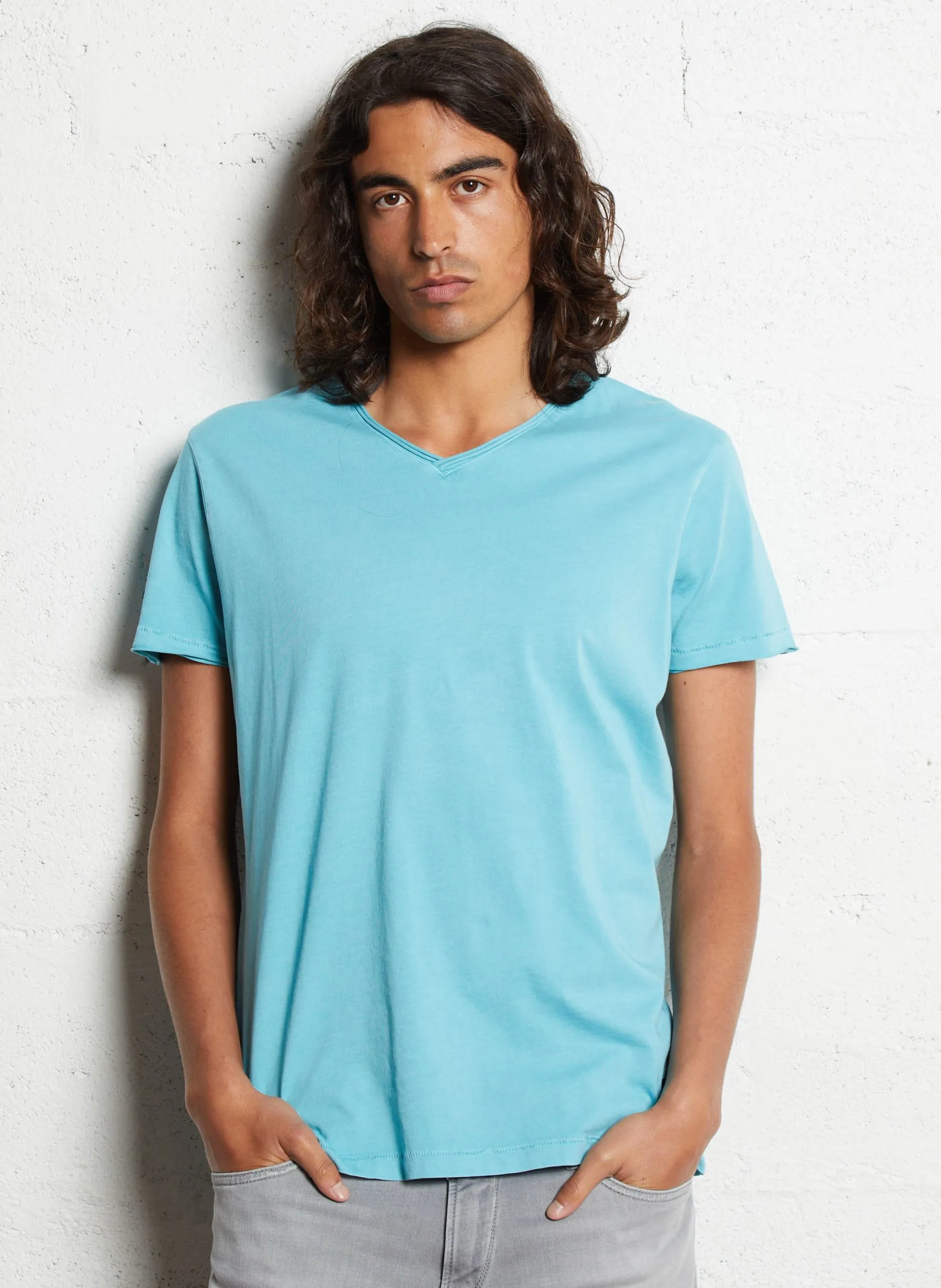 Gerade geschnittenes Baumwoll-T-Shirt mit V-Ausschnitt und Rollsaum Grun GRIBS