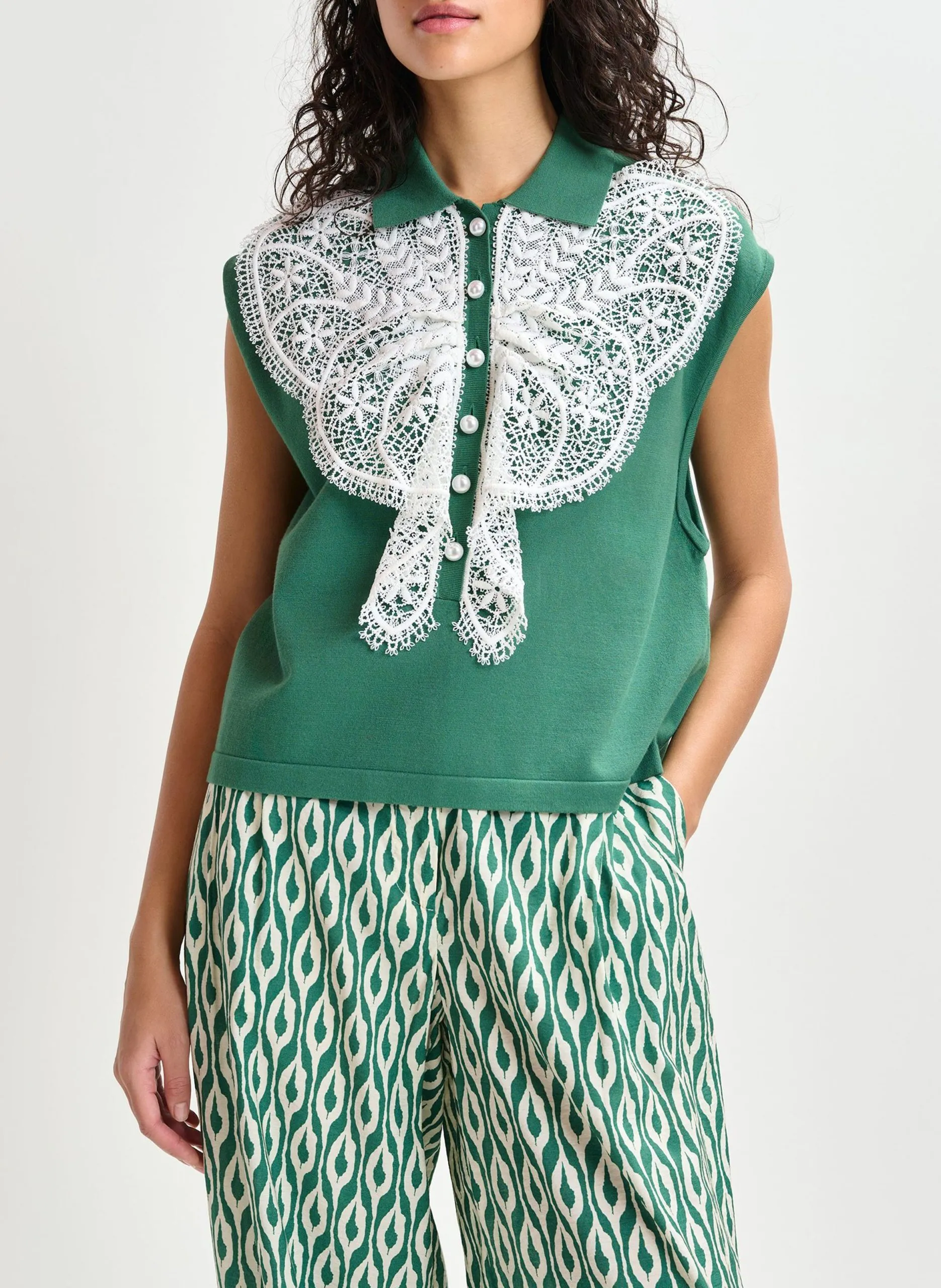 Ärmelloses Poloshirt mit fantasievollen Stickereien Grun IHELLY