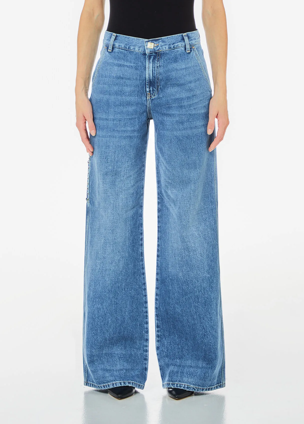 Weite Jeans mit Nieten