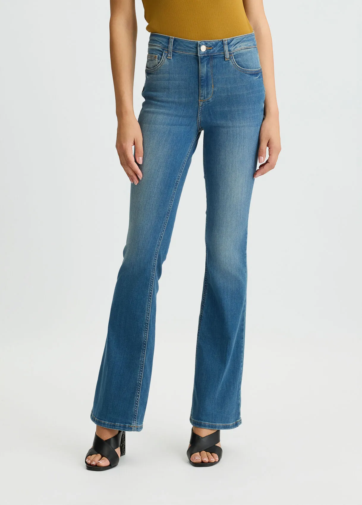 Bottom-Up-Flare-Jeans
