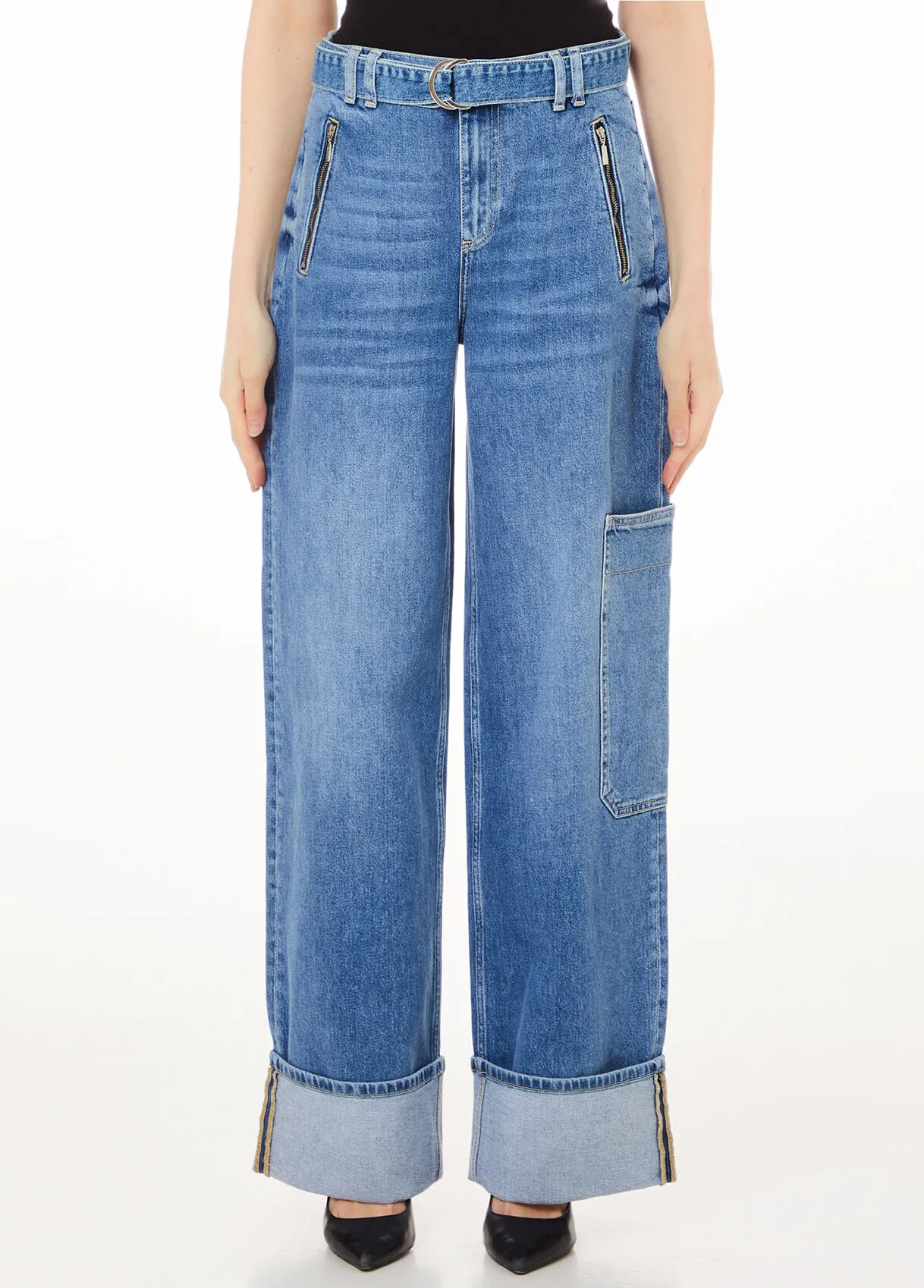 Ausgestellte Cargojeans mit Gürtel