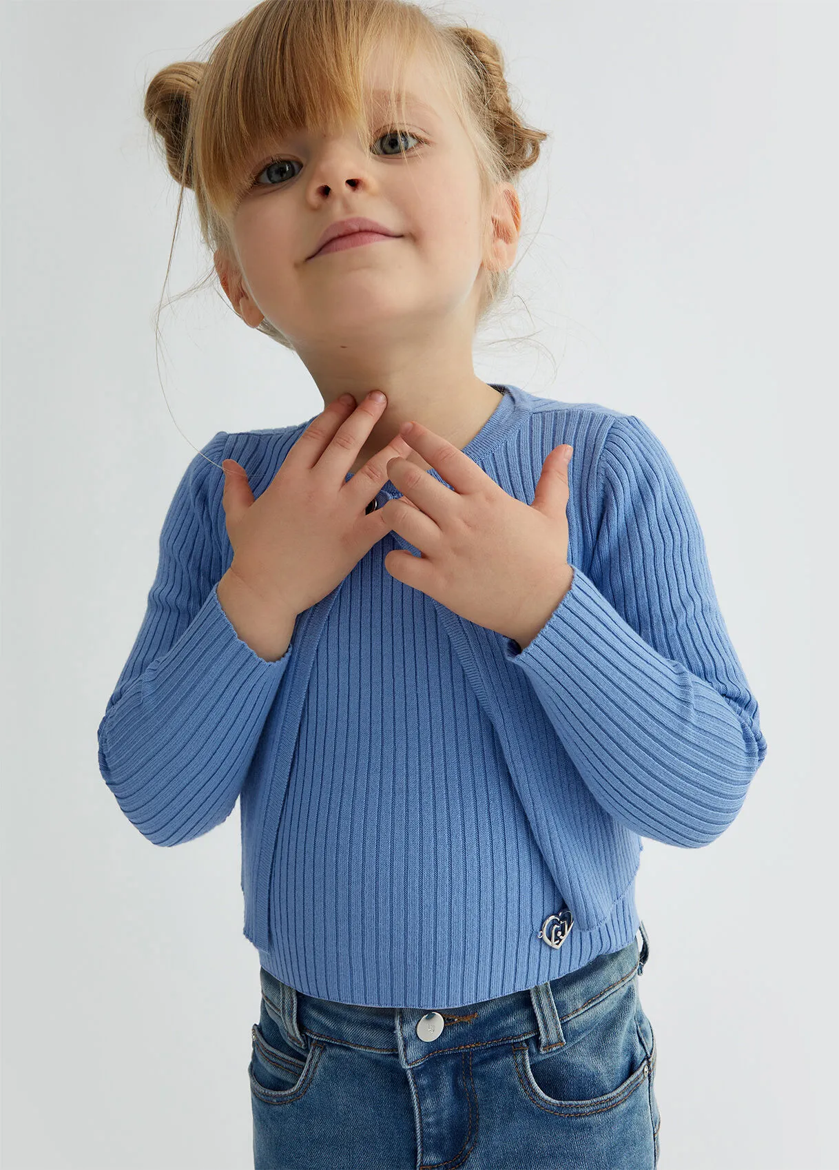 Cardigan und T-Shirt aus Strick