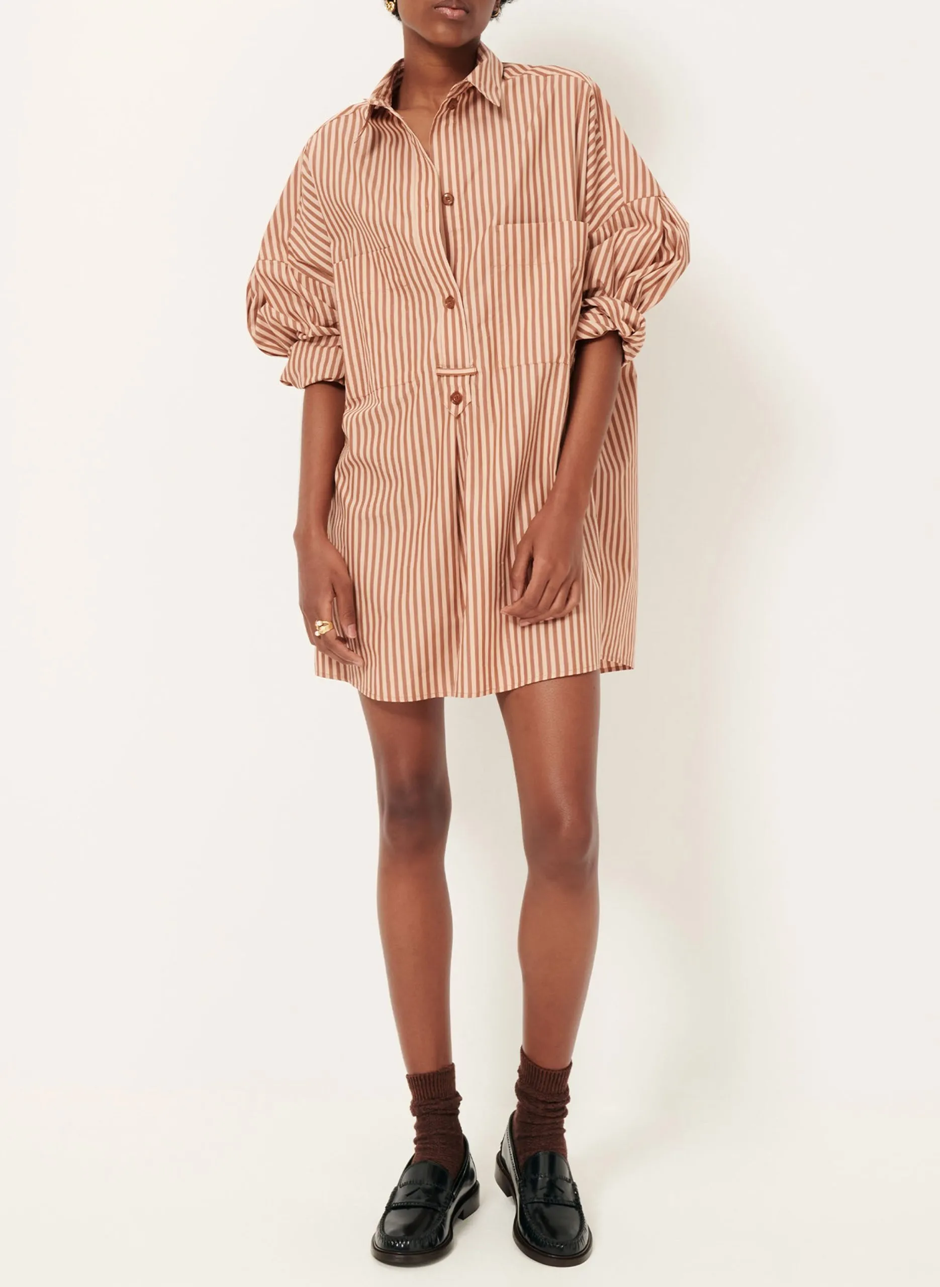 Weite Hemdblusenkleid mit klassischem Kragen aus gestreifter Baumwolle. Braun FONTELLA