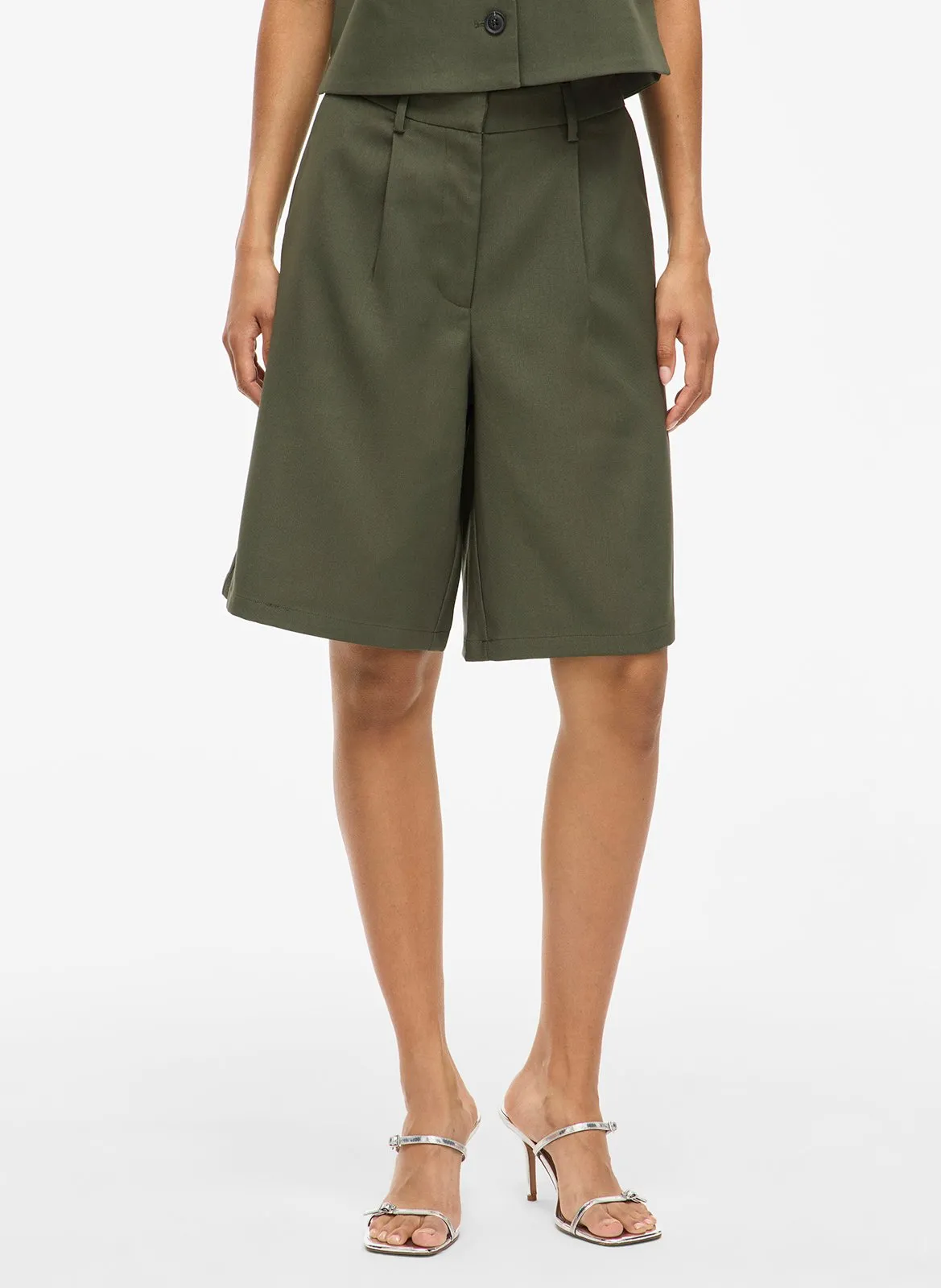 Gerade Bermuda aus recycelten Mischfasern Grun CULDA