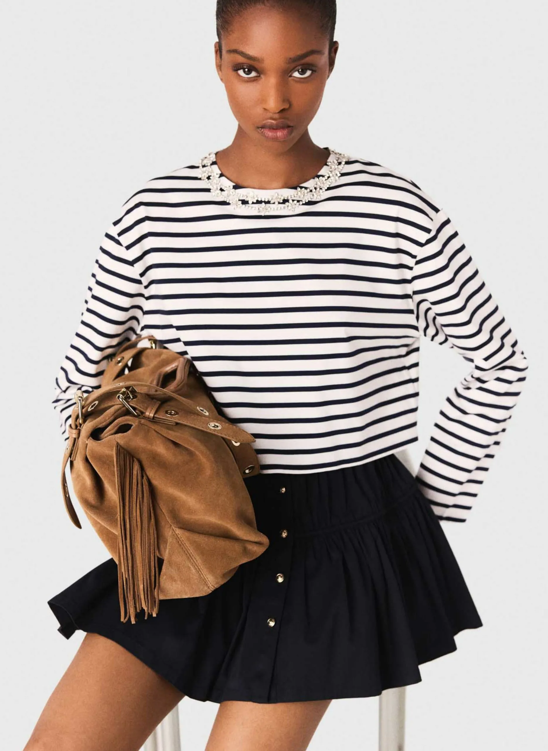 Weites gestreiftes T-Shirt mit Strasskragen Weiss