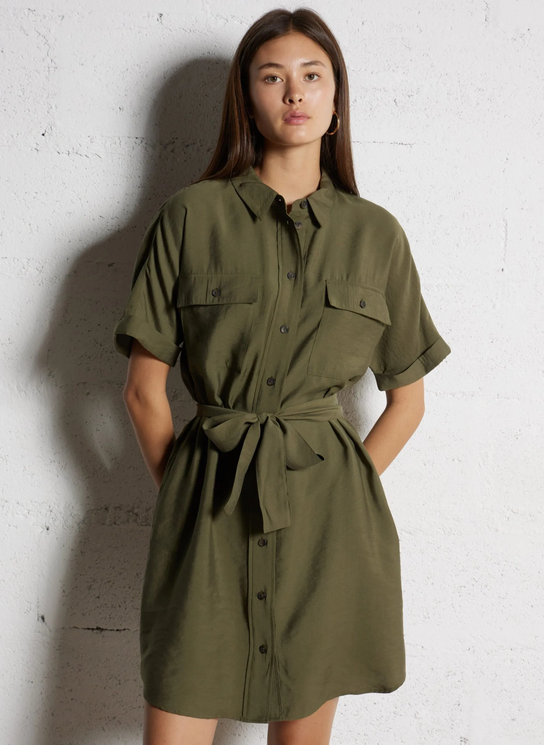 Kurzes fließendes Kleid mit Knöpfen und Gürtel. Khaki LAYA