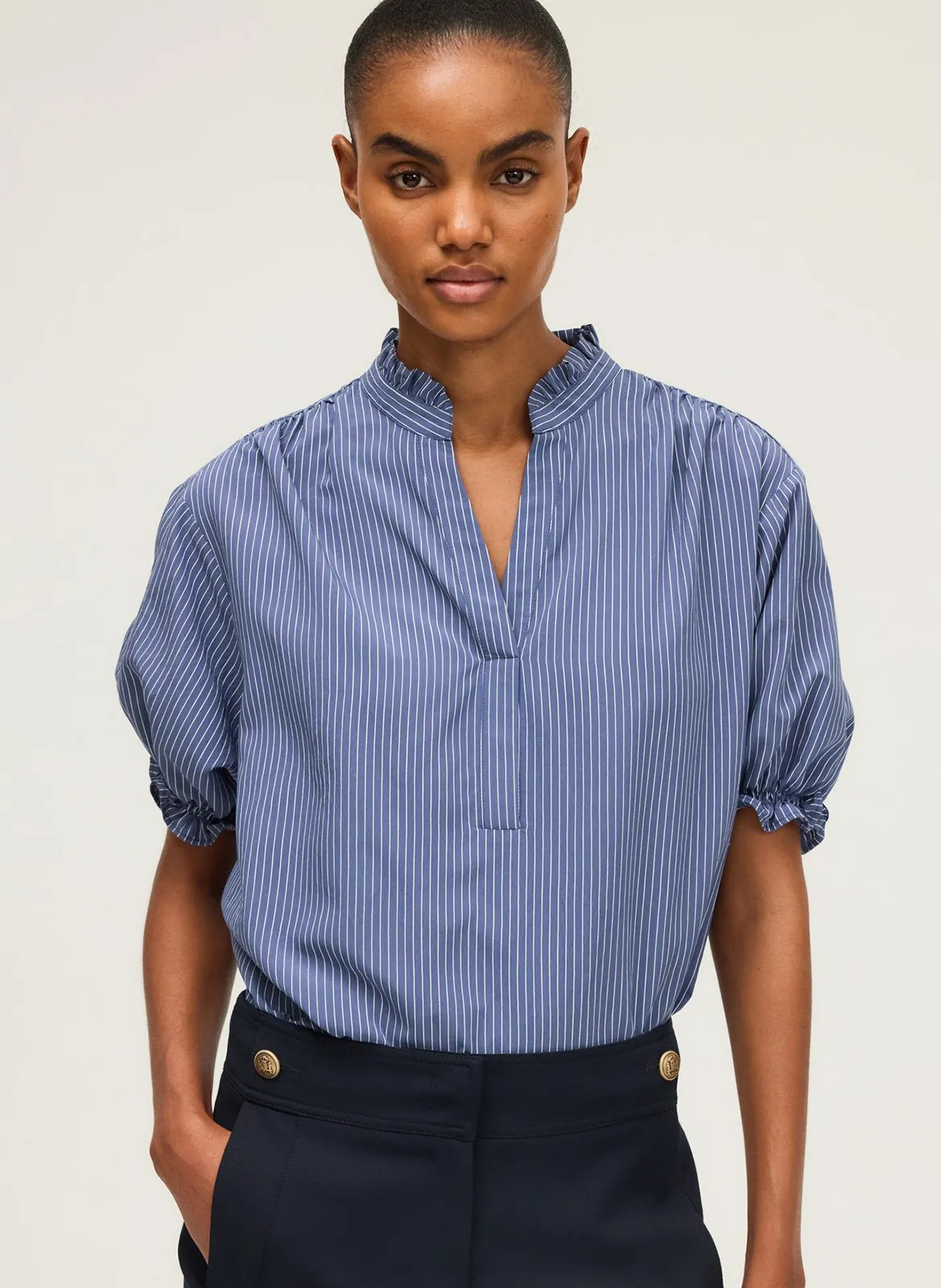 Bluse mit viktorianischem Kragen und Streifen Blau ANOUK