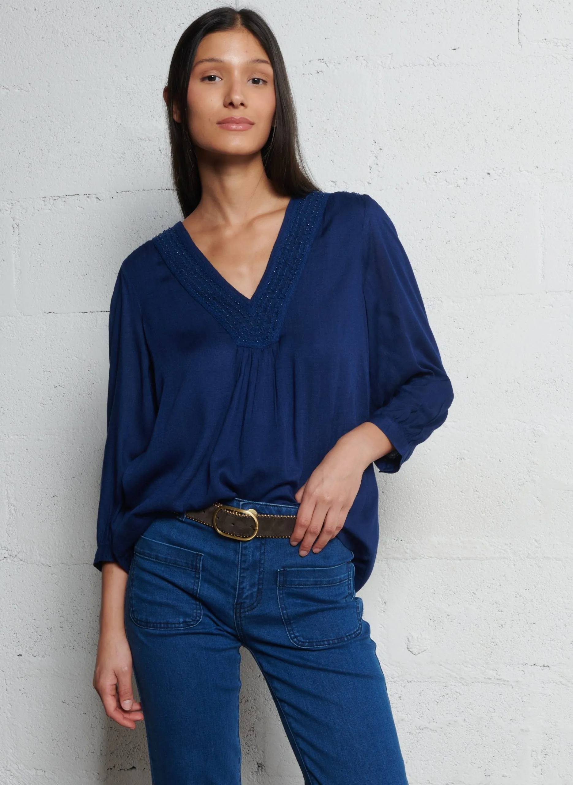 Fließendes Top mit V-Ausschnitt, Stickereien und Perlen Blau TAYLOR