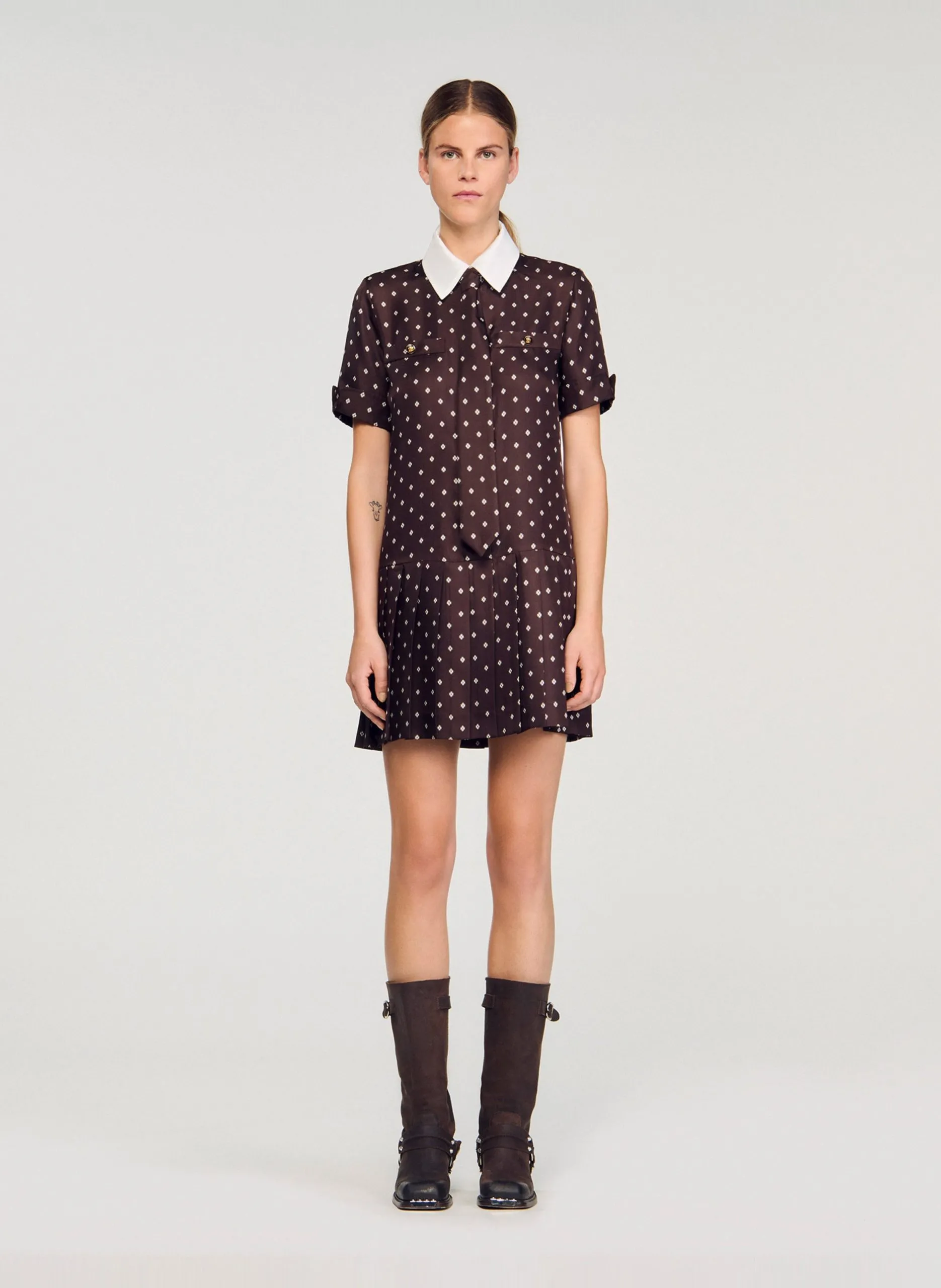 Bedrucktes Kurzkleid mit klassischem Kragen Braun