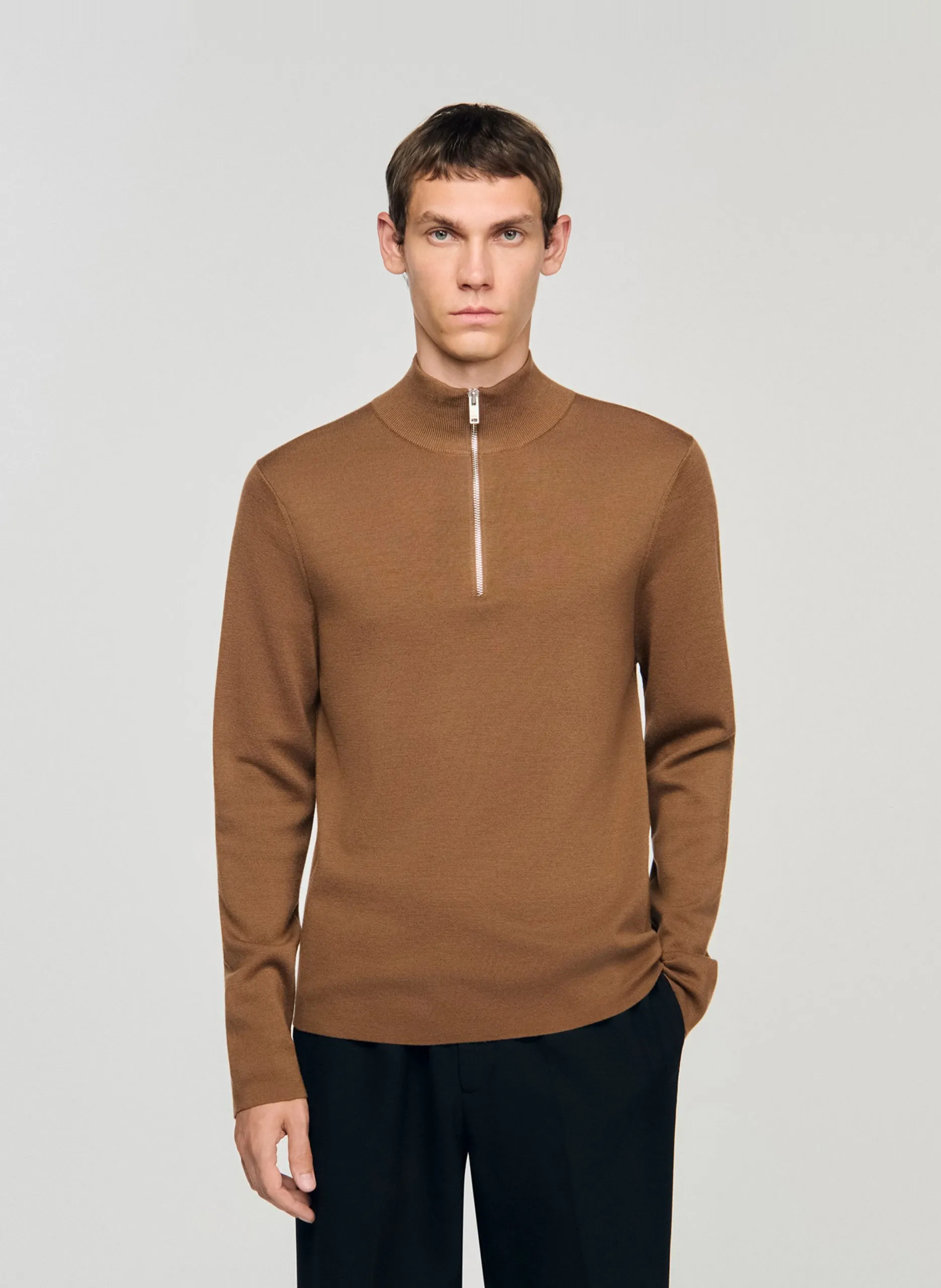 Gerade geschnittener Wollpullover mit Stehkragen und Reißverschluss Beige