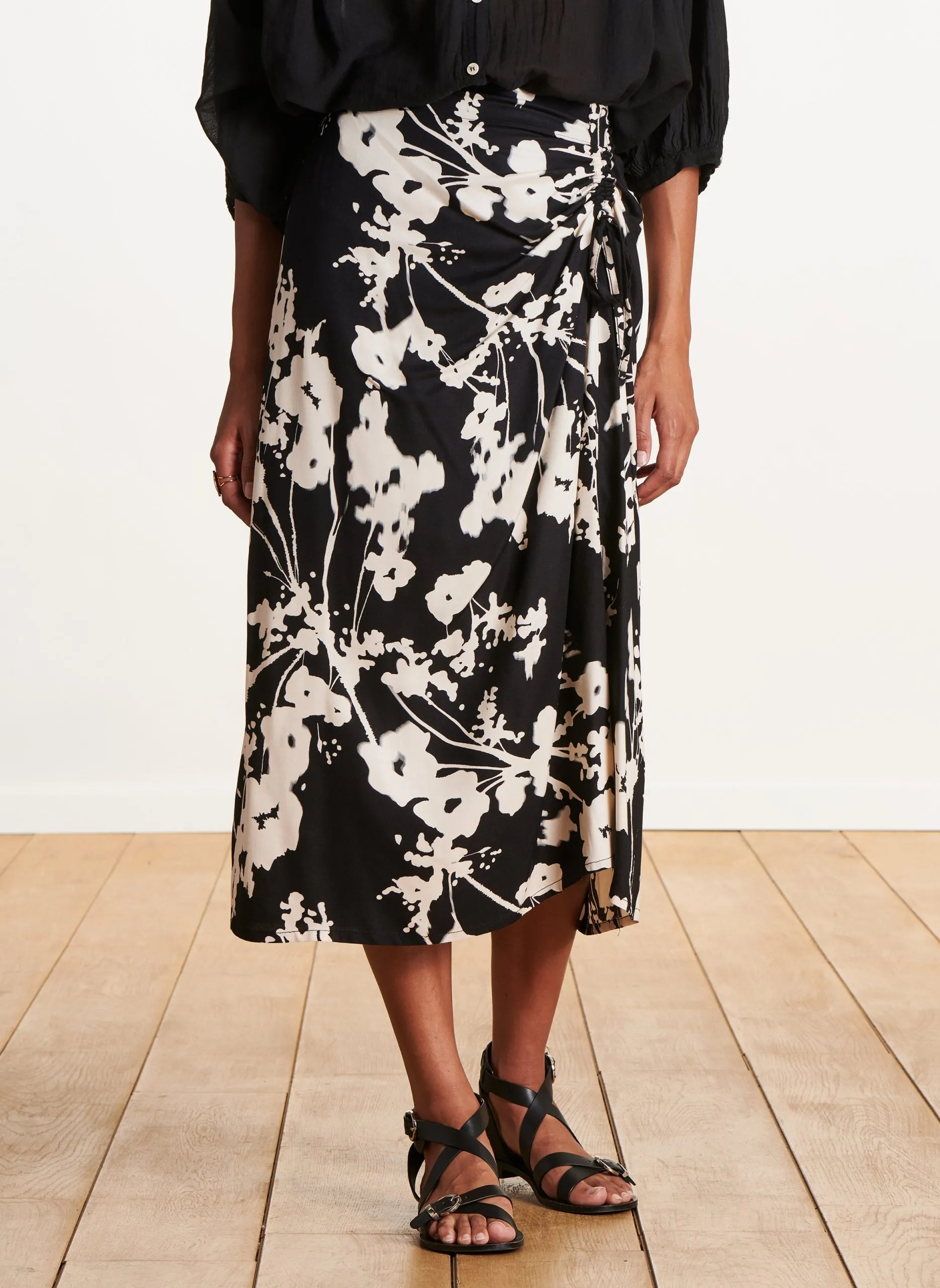 Kurzer Rock mit Print Schwarz