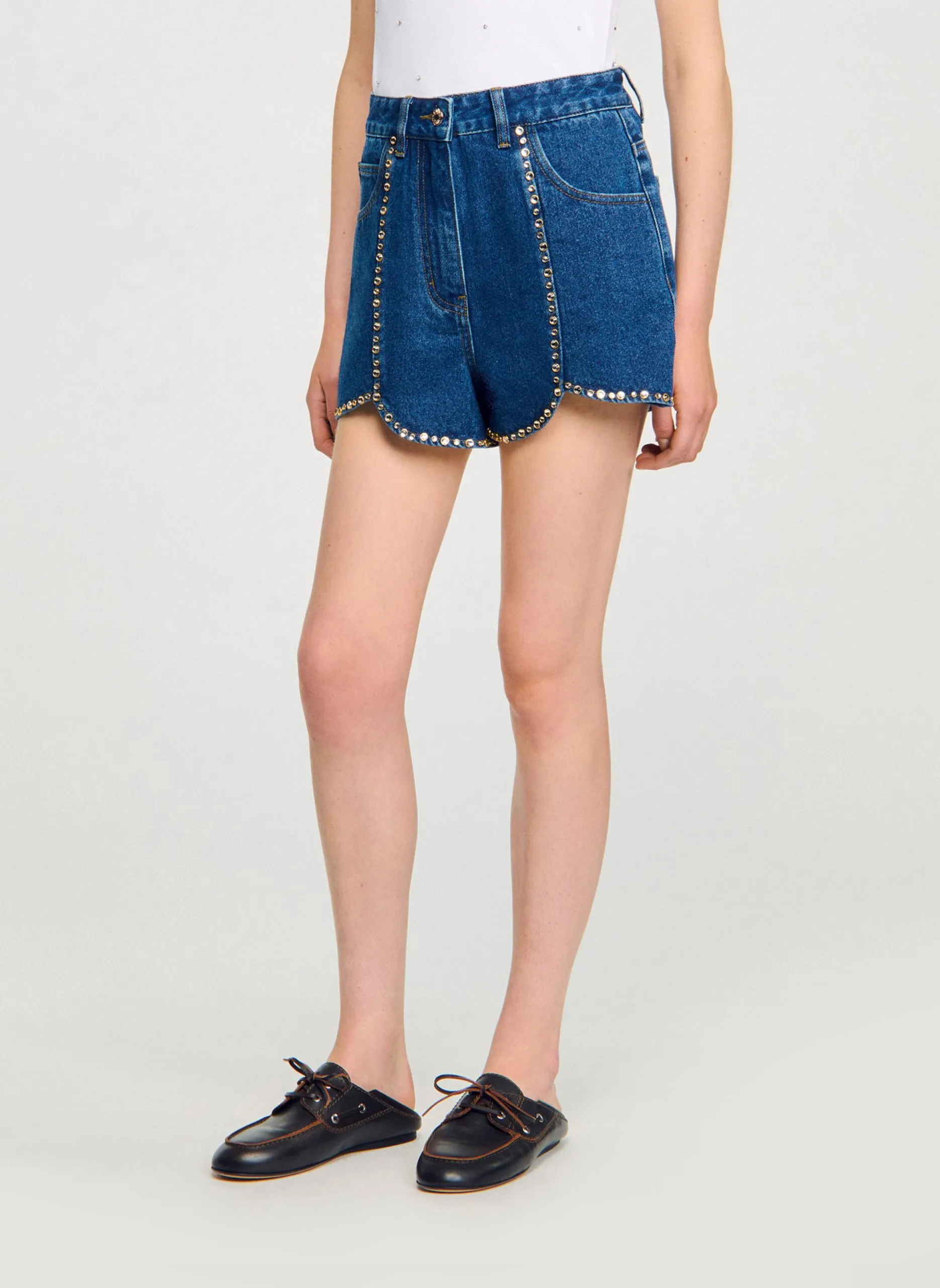 Kurze Jeansshorts mit Strasssteinen Blau