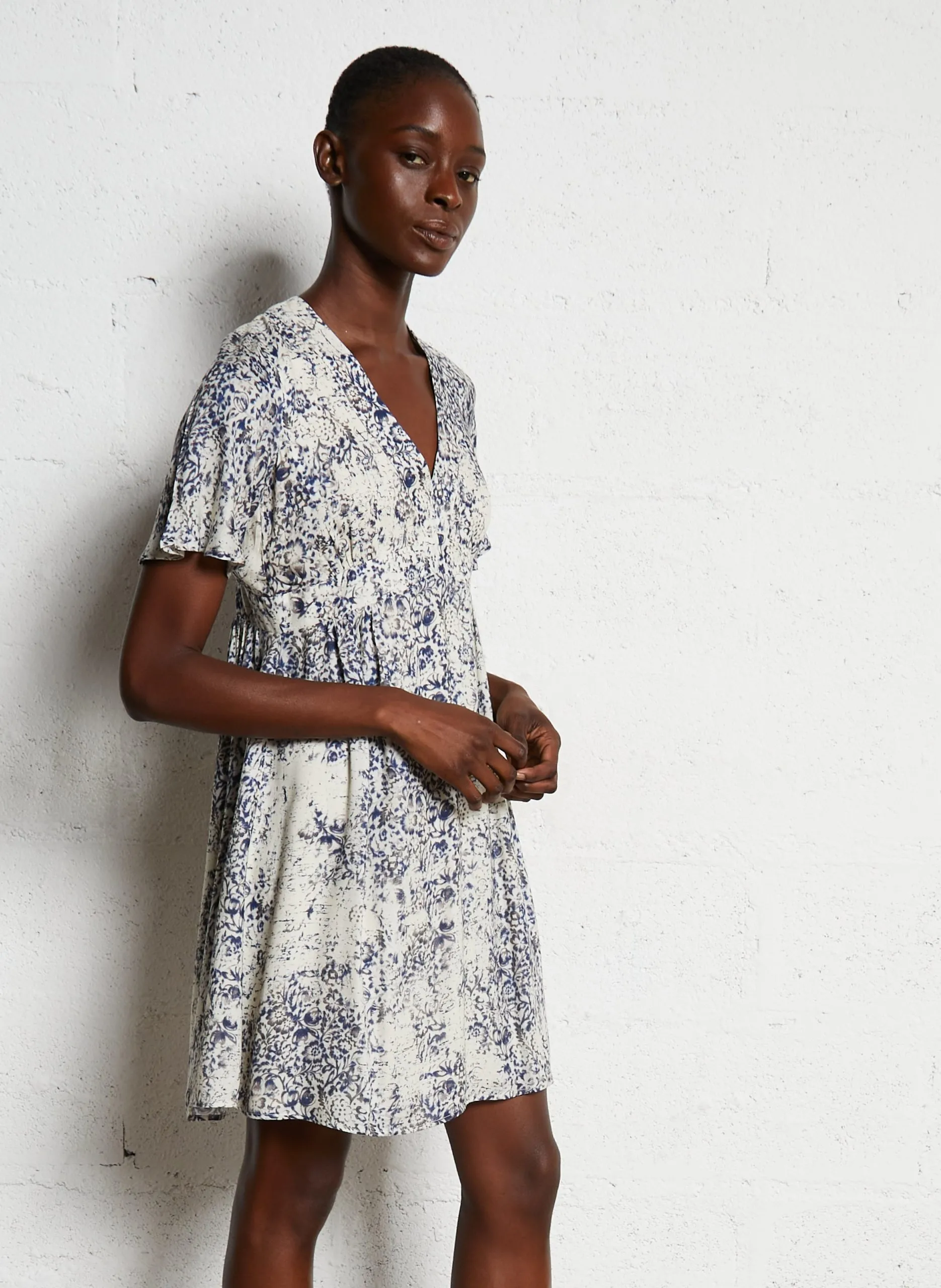 Tailliertes, kurzes Kleid mit V-Ausschnitt Blau ROSALIA