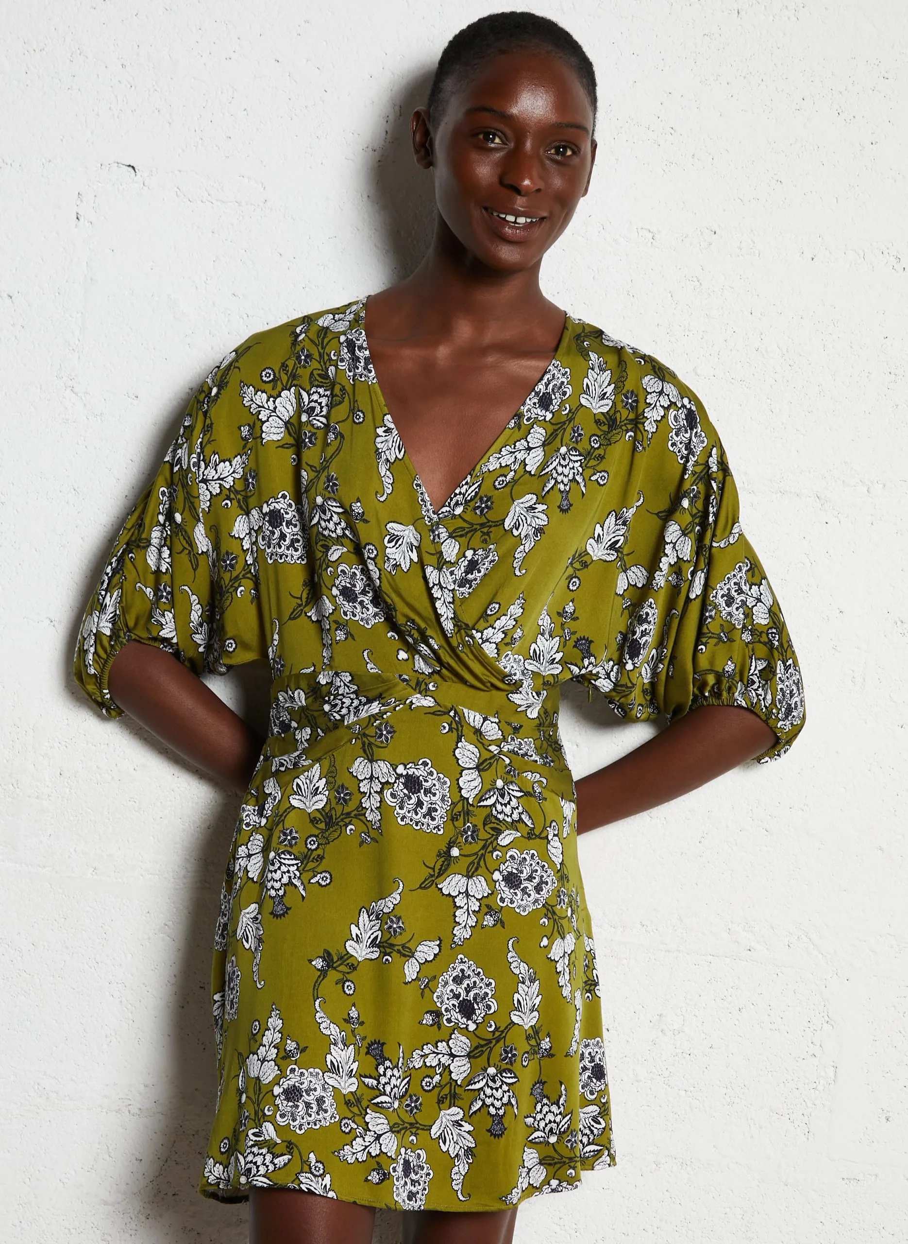 Tailliertes, kurzes Kleid mit V-Ausschnitt Grun