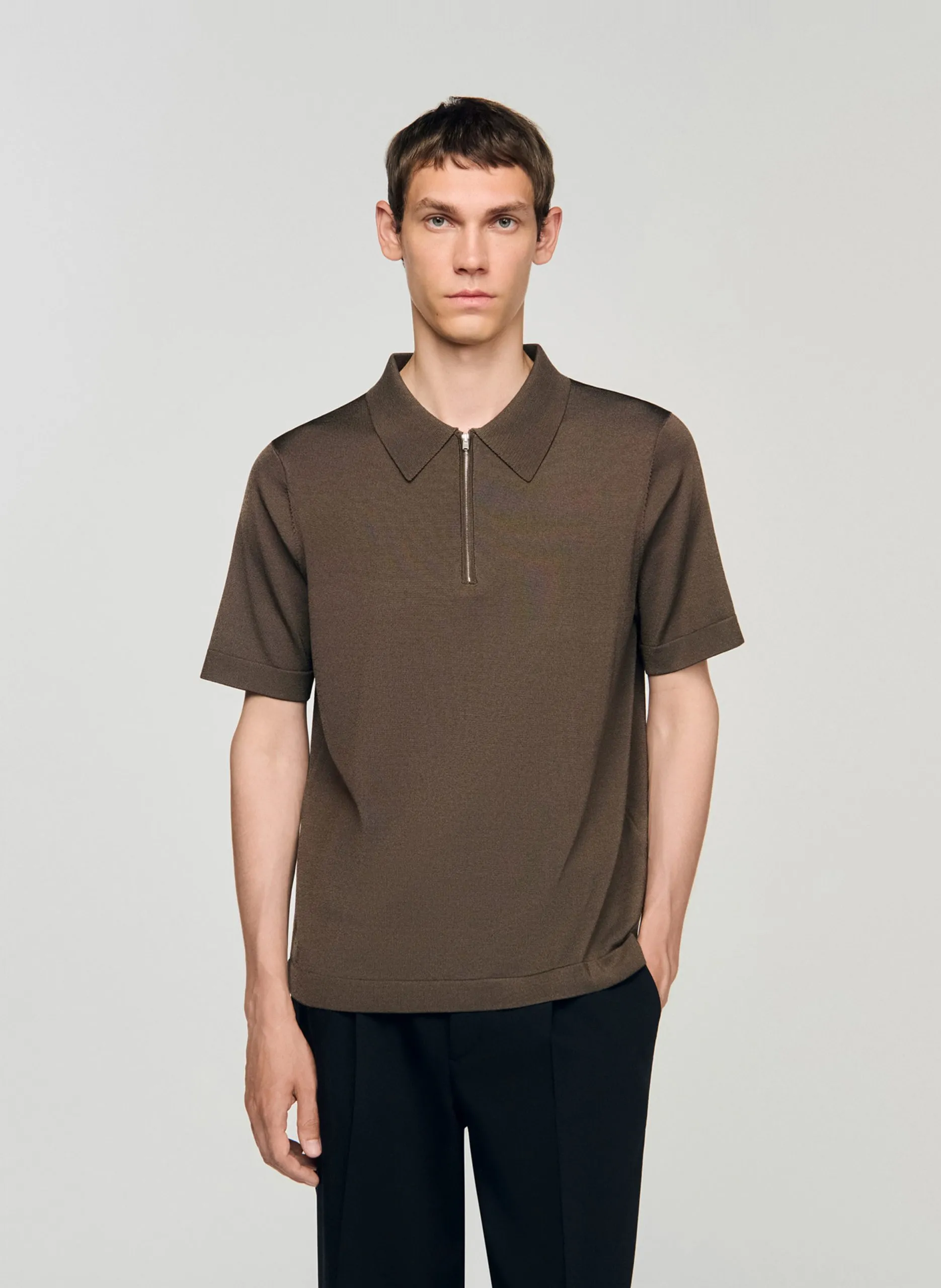 Kurzärmliges T-Shirt mit Polokragen und Reißverschluss Beige