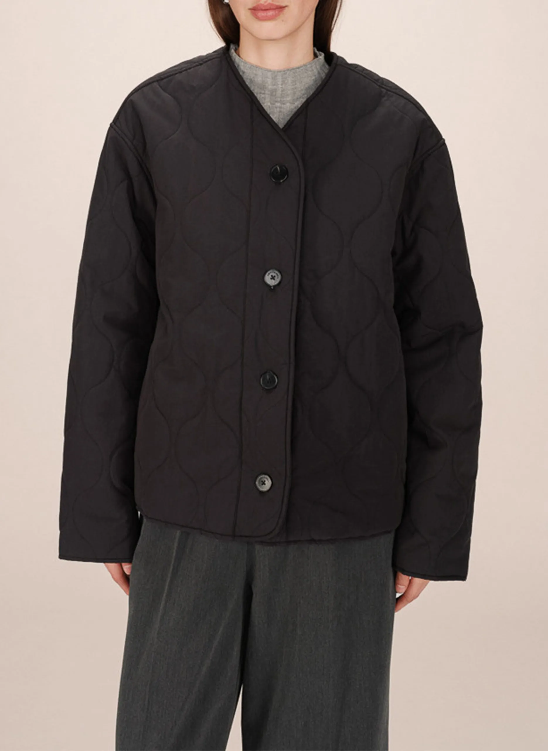 Steppjacke mit V-Ausschnitt Schwarz SHANIA