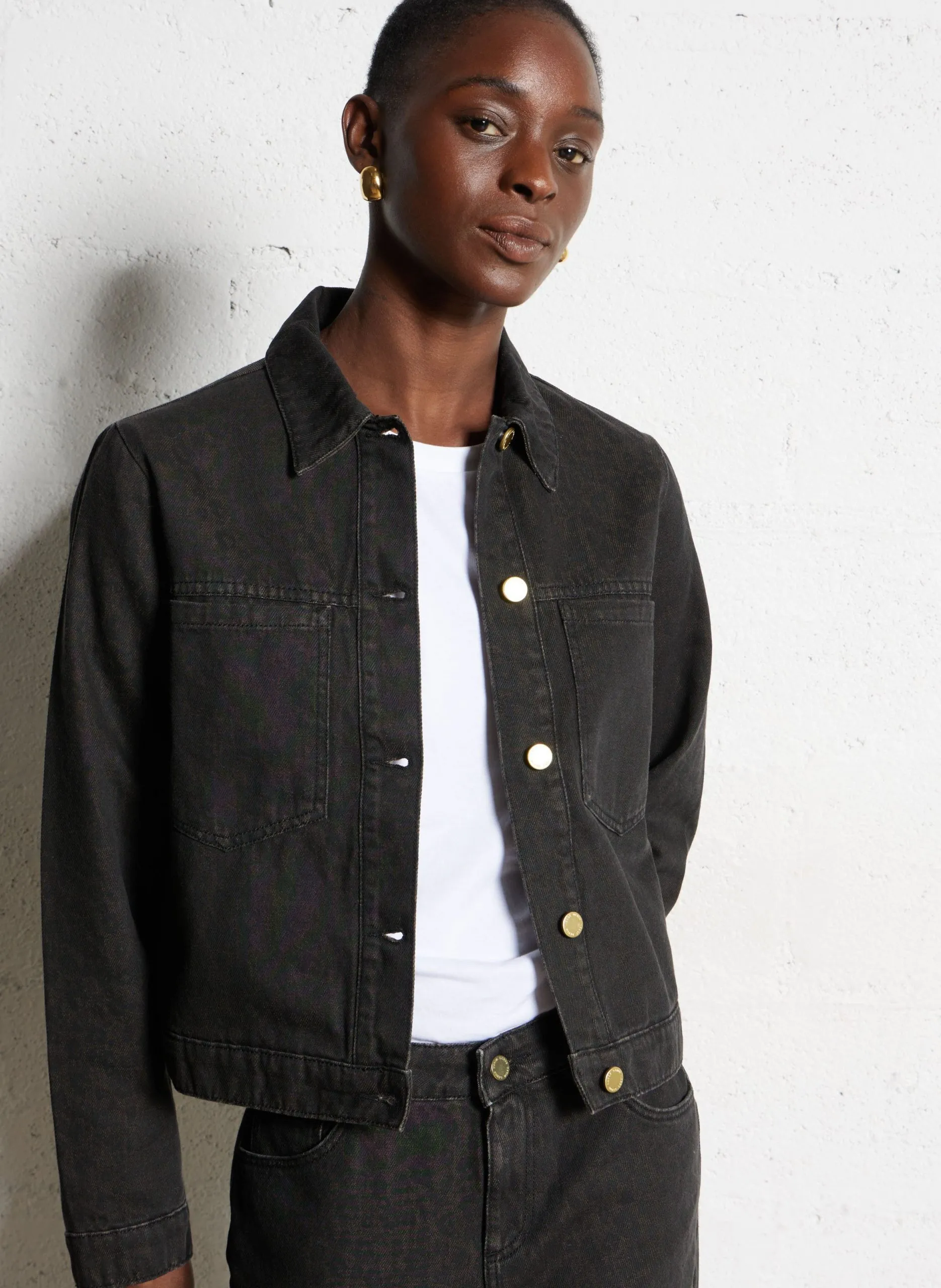 Kurze Jeansjacke in einfarbig. Braun