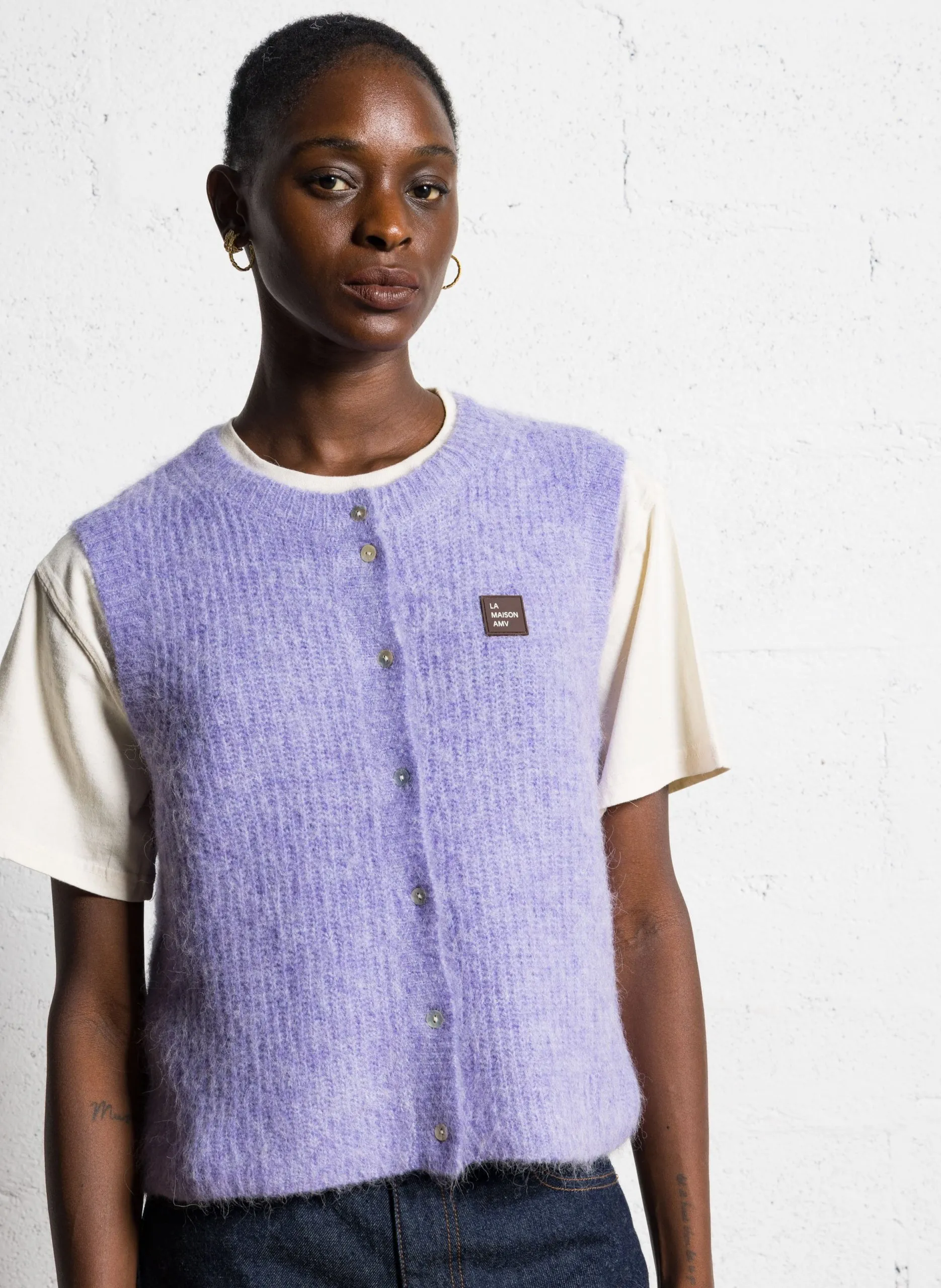 Geknöpfte Weste aus flauschigem Strick Violett EAST