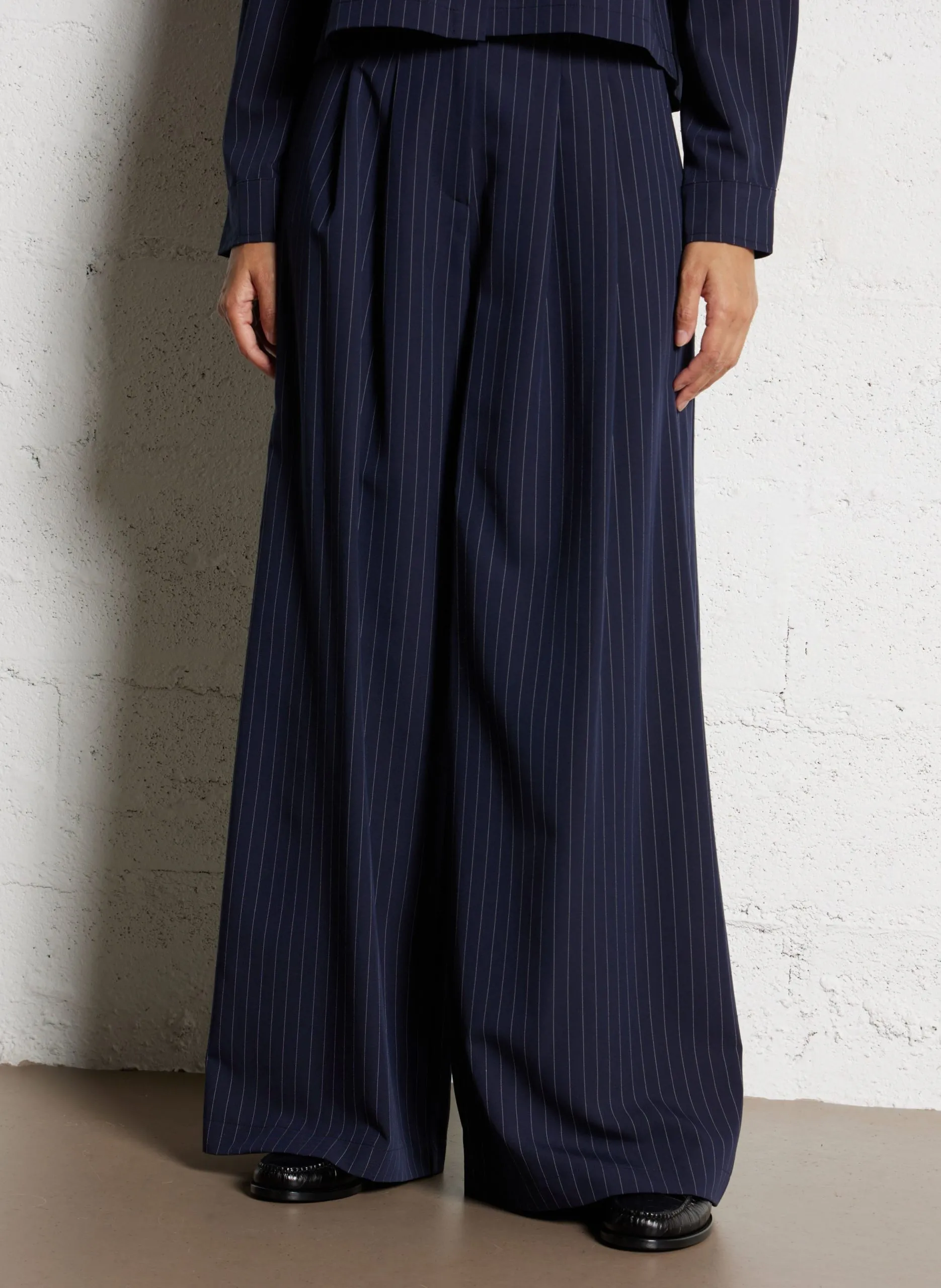 Gestreifte Palazzo-Hose mit weitem Beinschnitt Blau