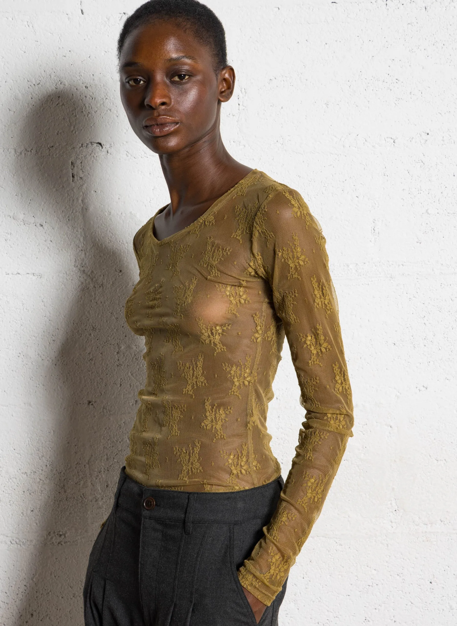 Eng anliegendes Top mit Rundhalsausschnitt und Spitze. Gelb