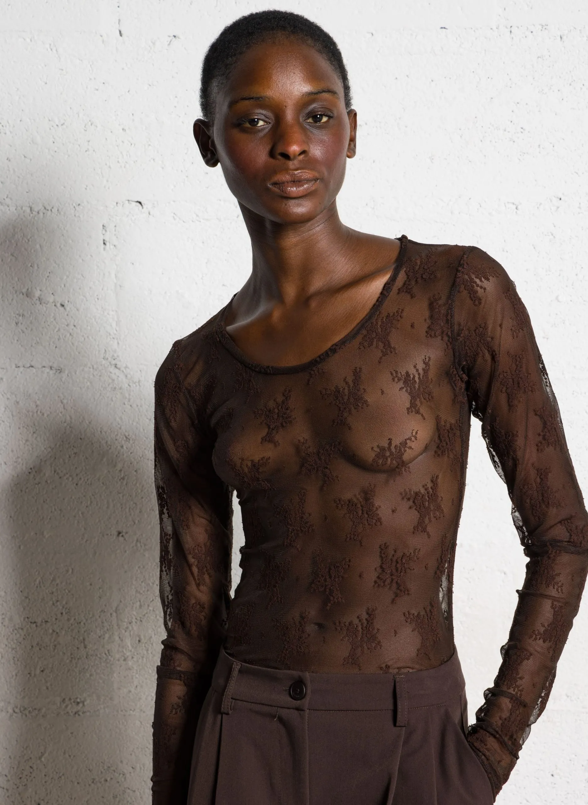 Eng anliegendes Top mit Rundhalsausschnitt und Spitze. Braun