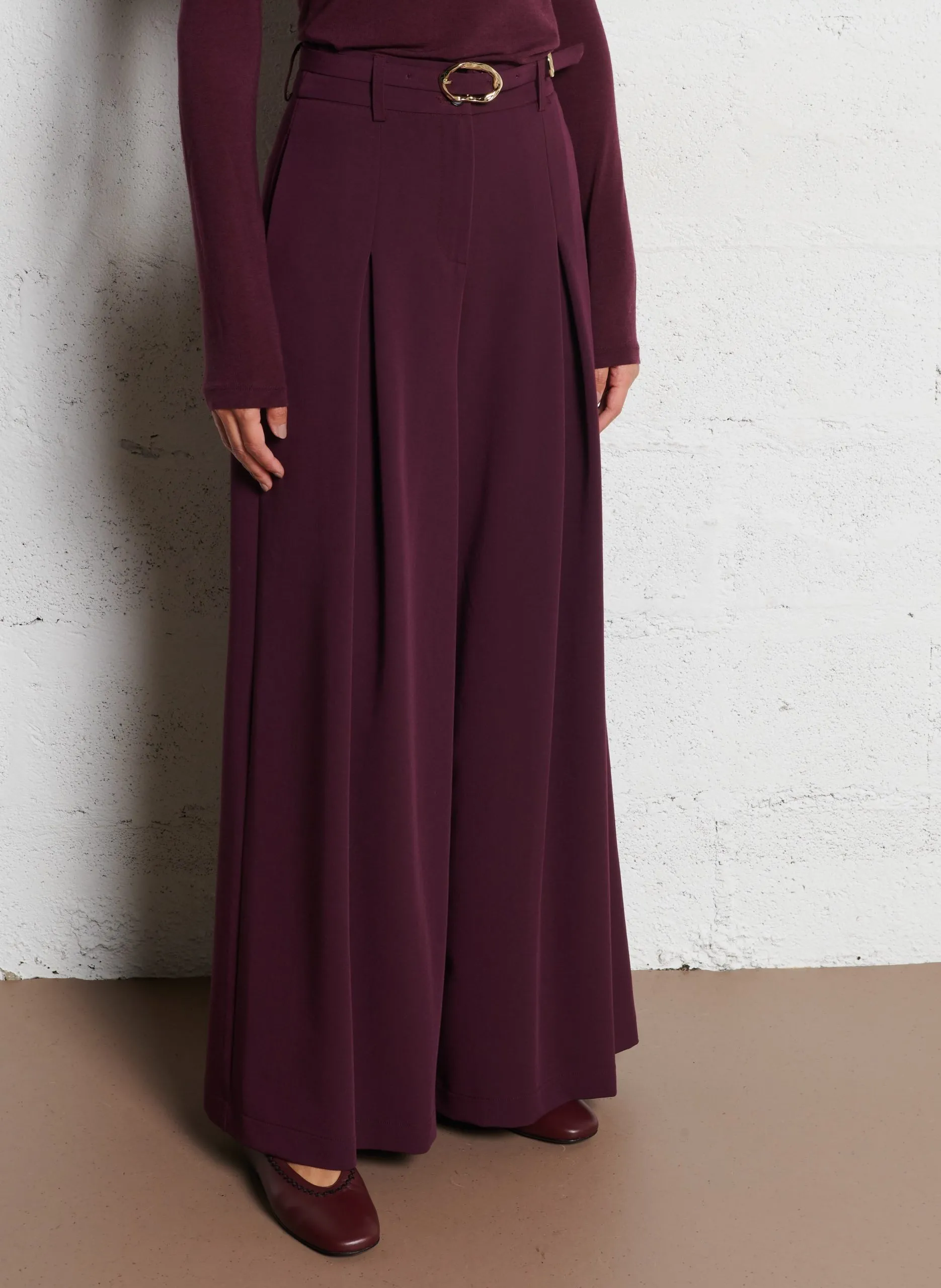 Weit geschnittene Hose mit hohem Bund und Gürtel Pflaume