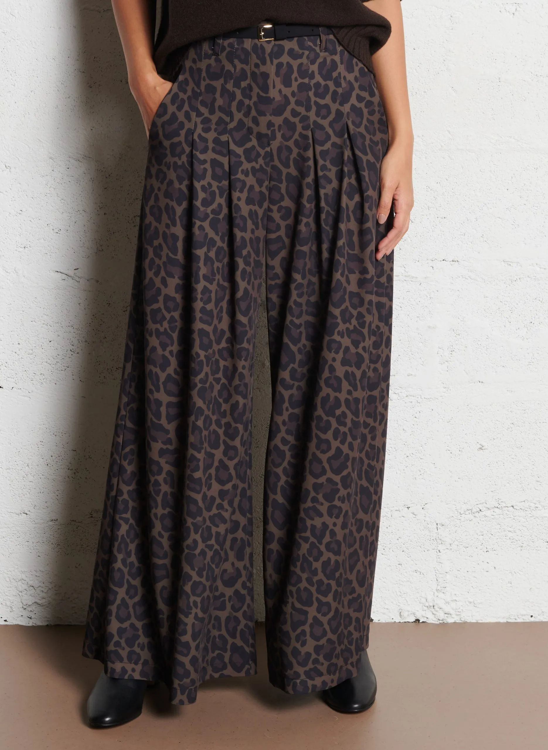 Weite Hose mit Leopardenmuster Braun