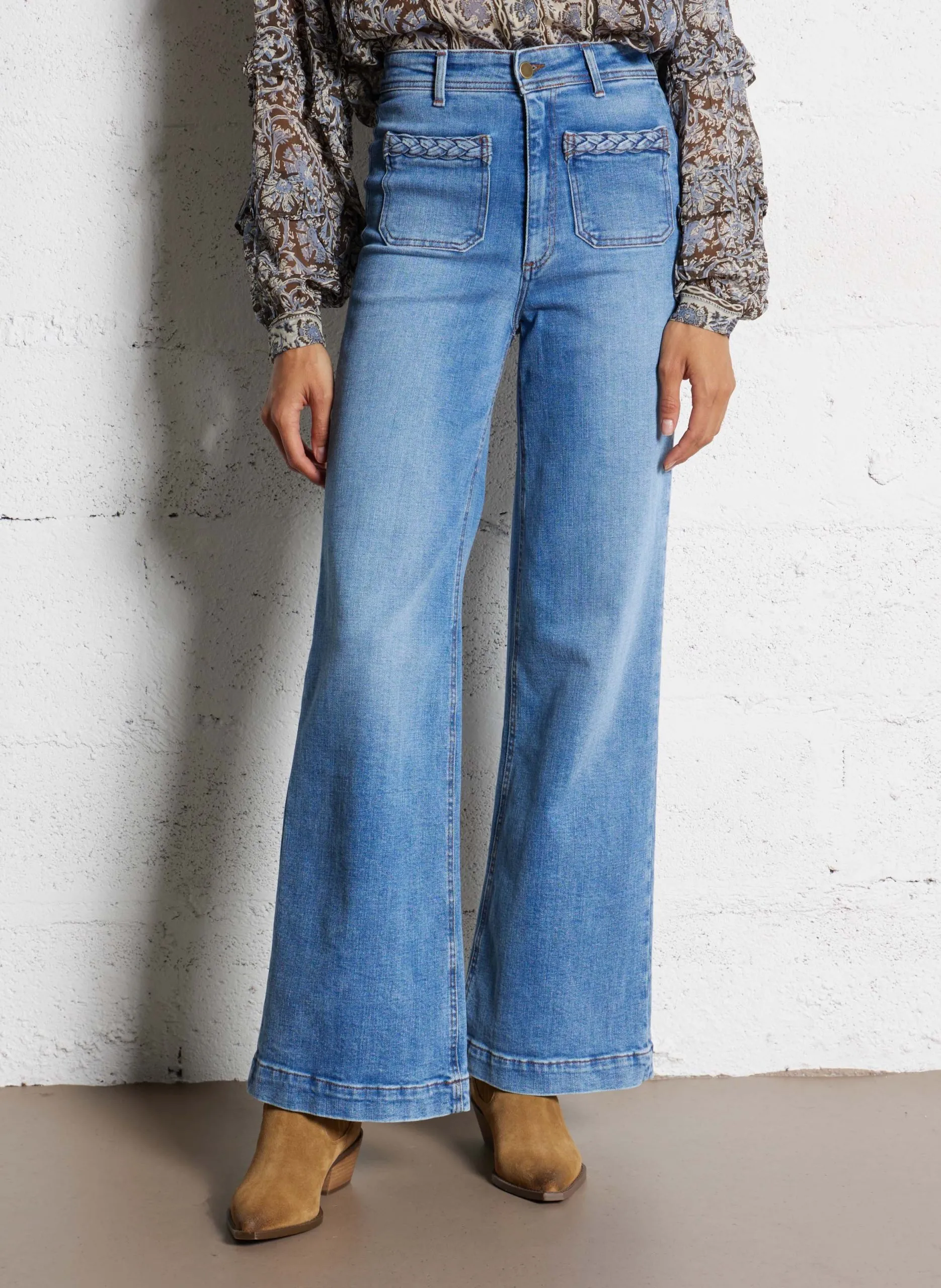 Weit ausgestellte Jeans mit geflochtenen Taschen Blau WILLIE GIULETTA