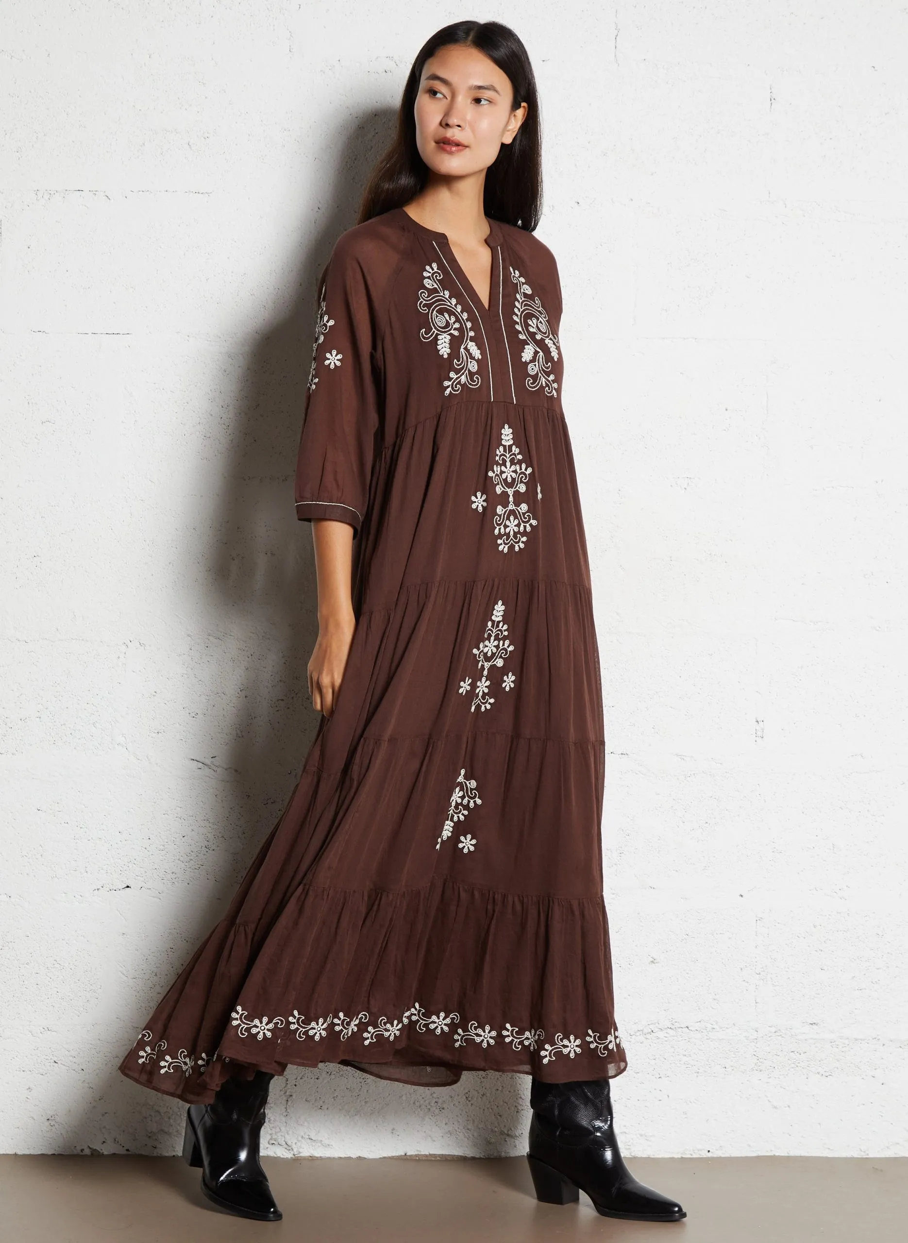 Weit geschnittenes langes Kleid mit bestickten Mustern Braun ROBANA