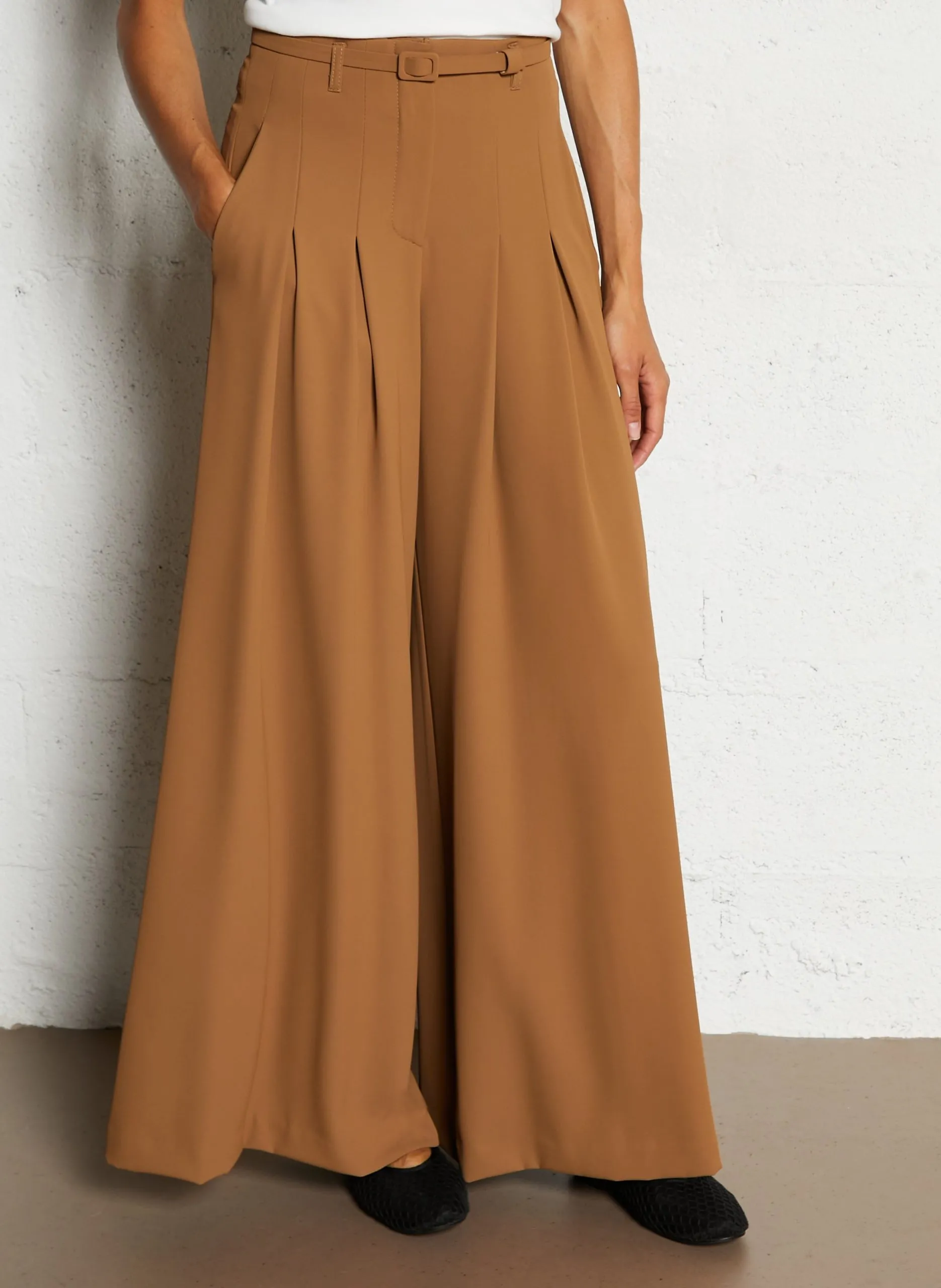 Weit geschnittene Hose mit Gürtel Beige