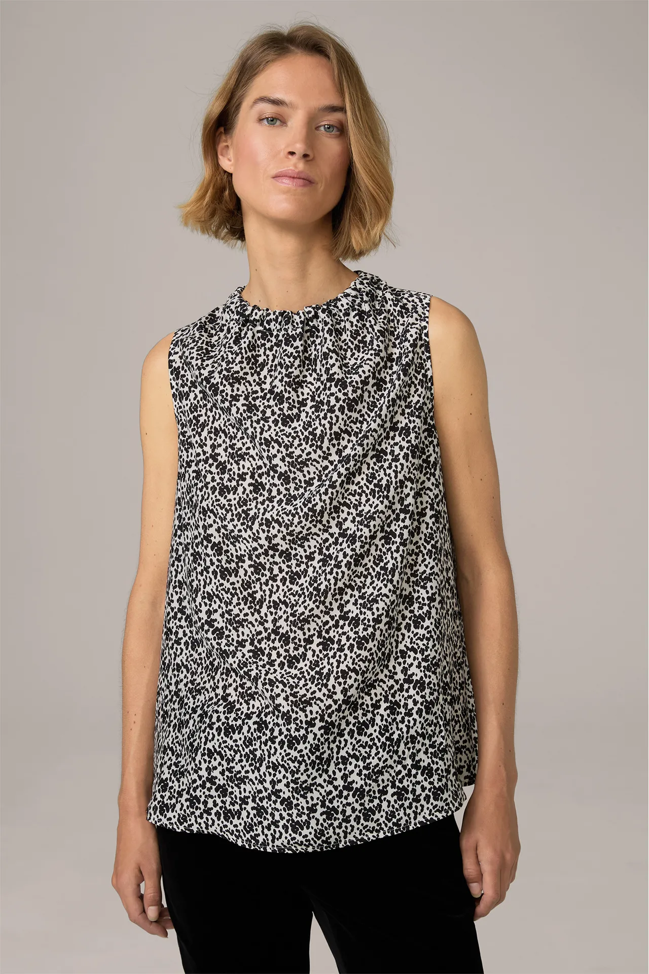 Print-Blusen-Top aus Viskose und Seide in Schwarz-Ecru gemustert