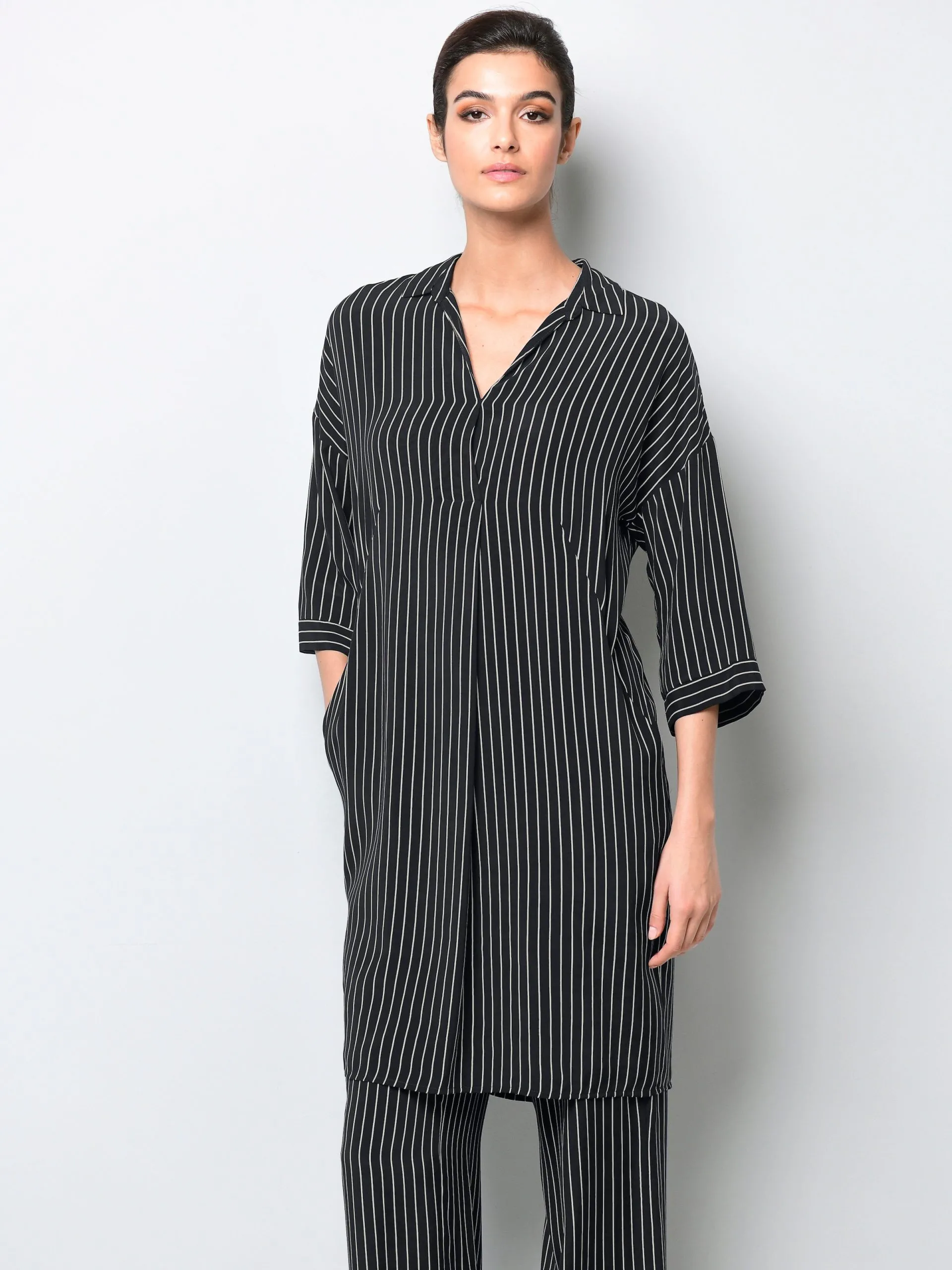 Kleid mit V-Ausschnitt